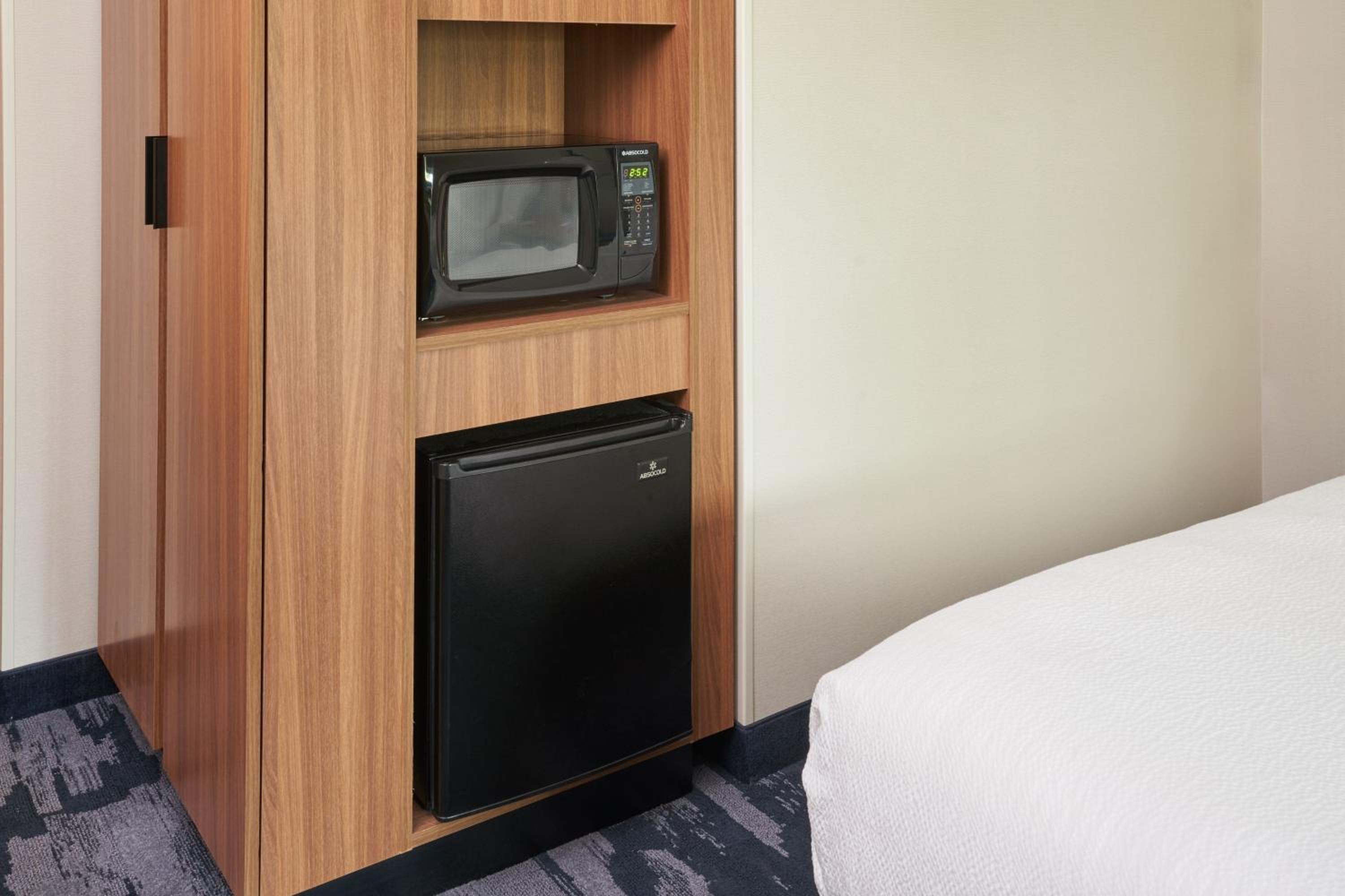 Queen Room with Two Queen Beds and Adapted Tub - Mobility and Hearing Accessible - Photo 2