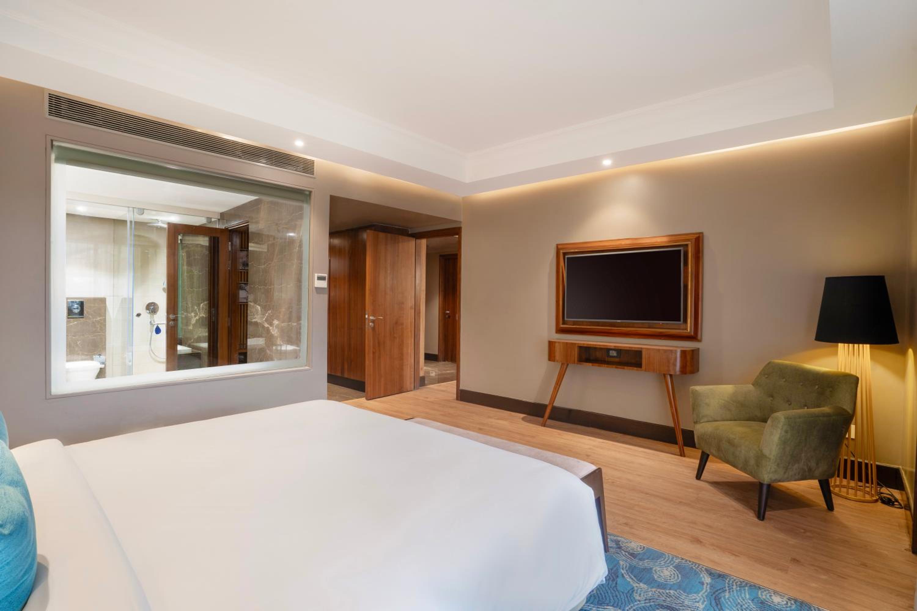 One-Bedroom Suite with Club Access - Photo 3