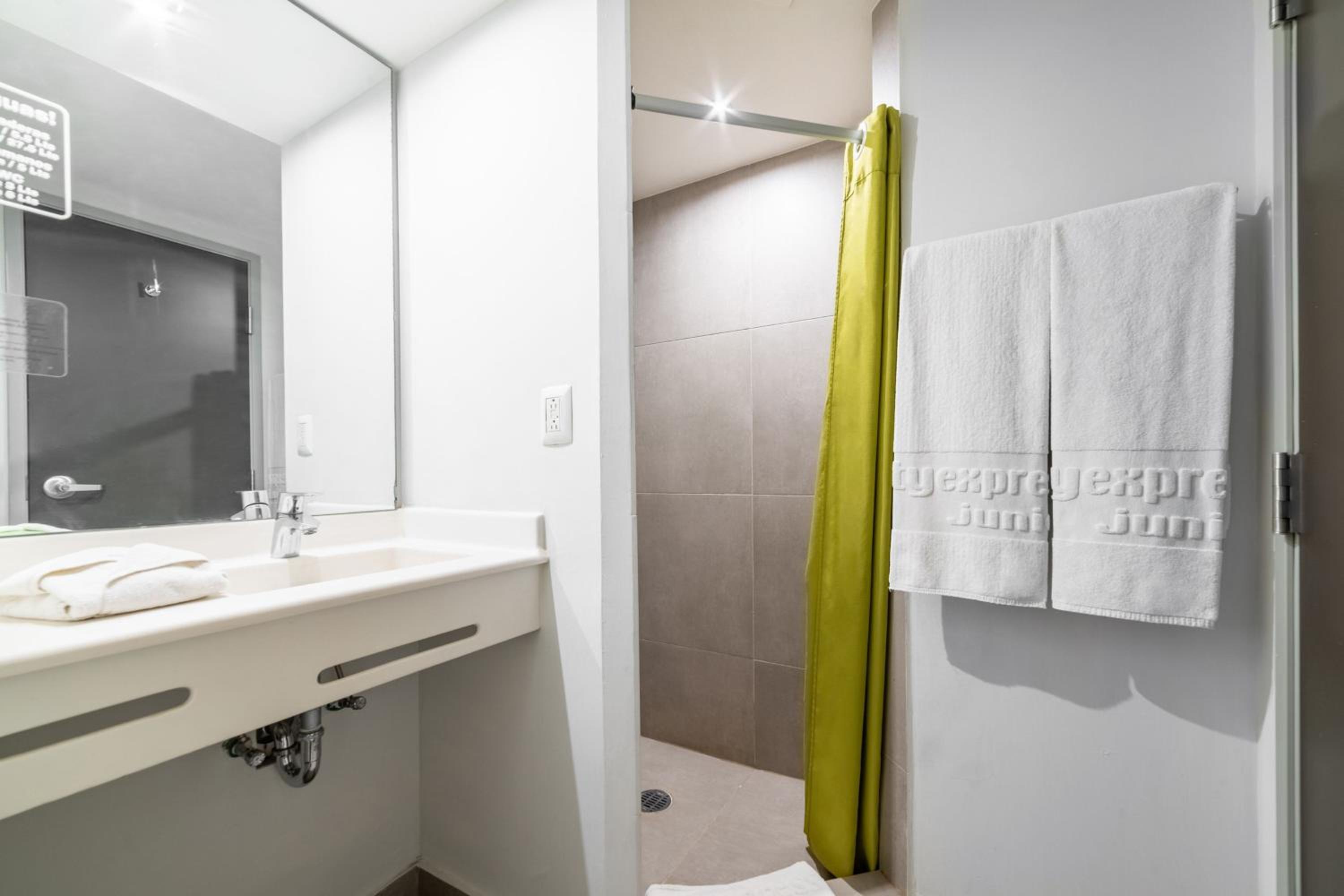 Queen Room - Photo 9