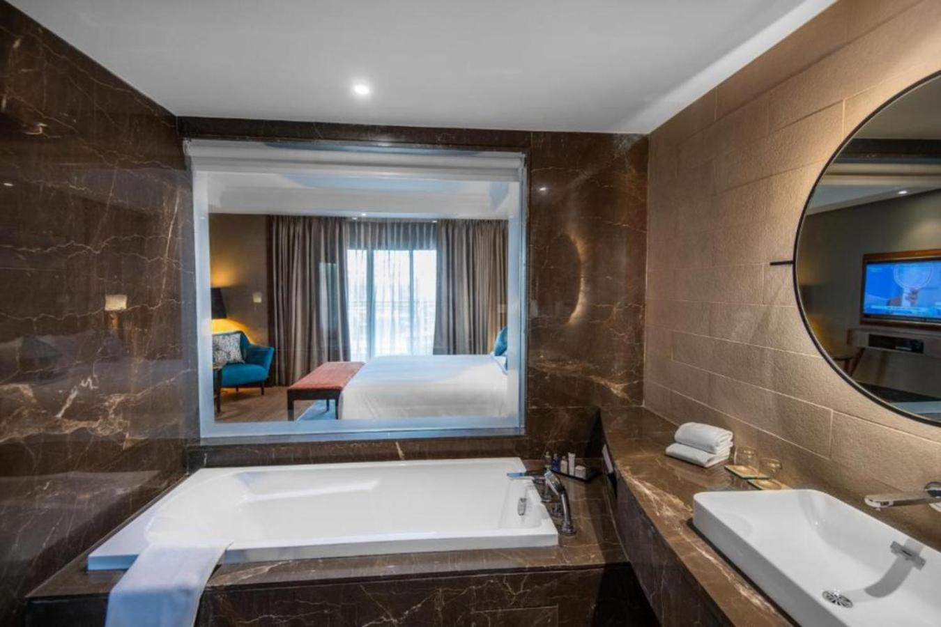 One-Bedroom Suite with Club Access - Photo 4