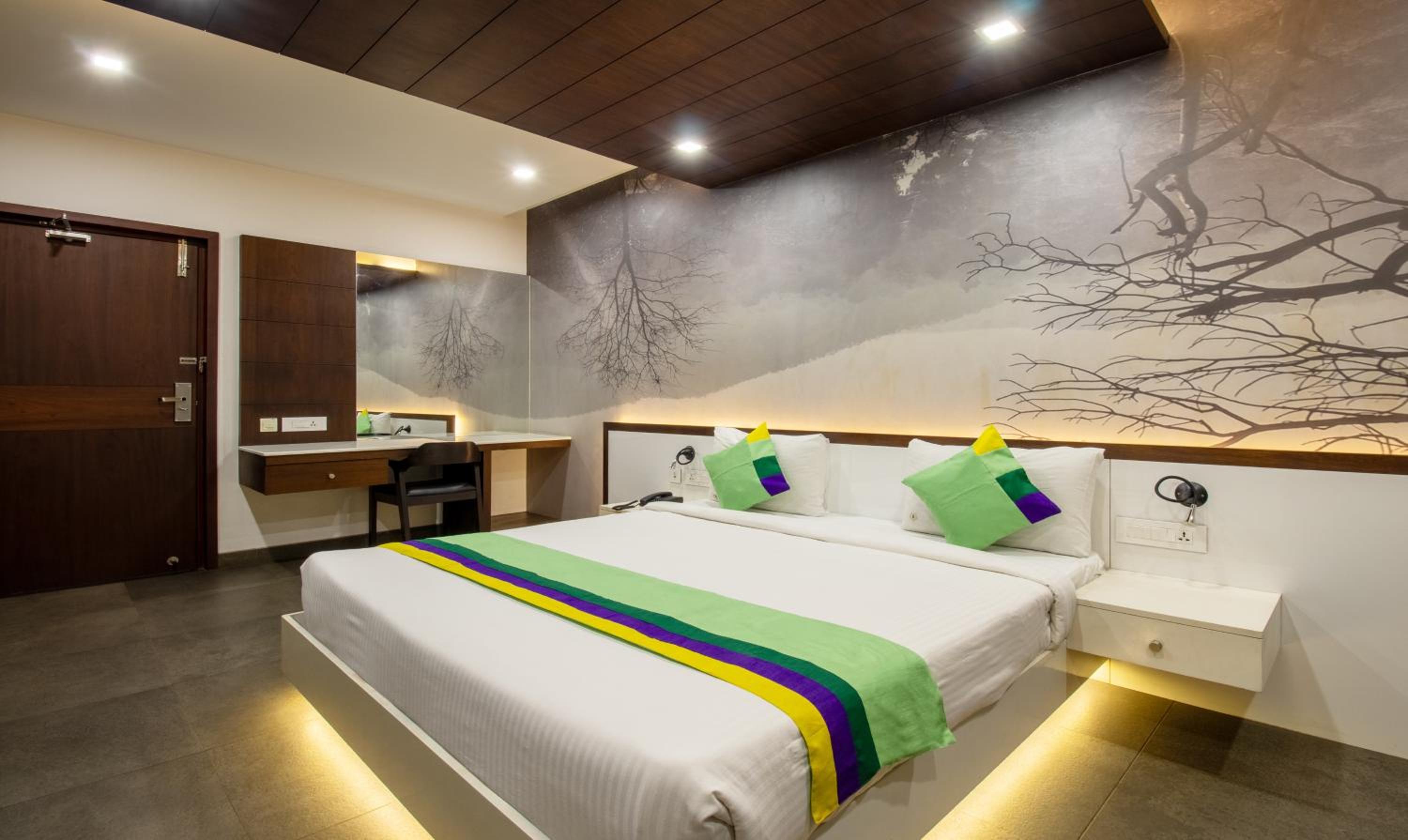 Deluxe Room with King Bed photo 2