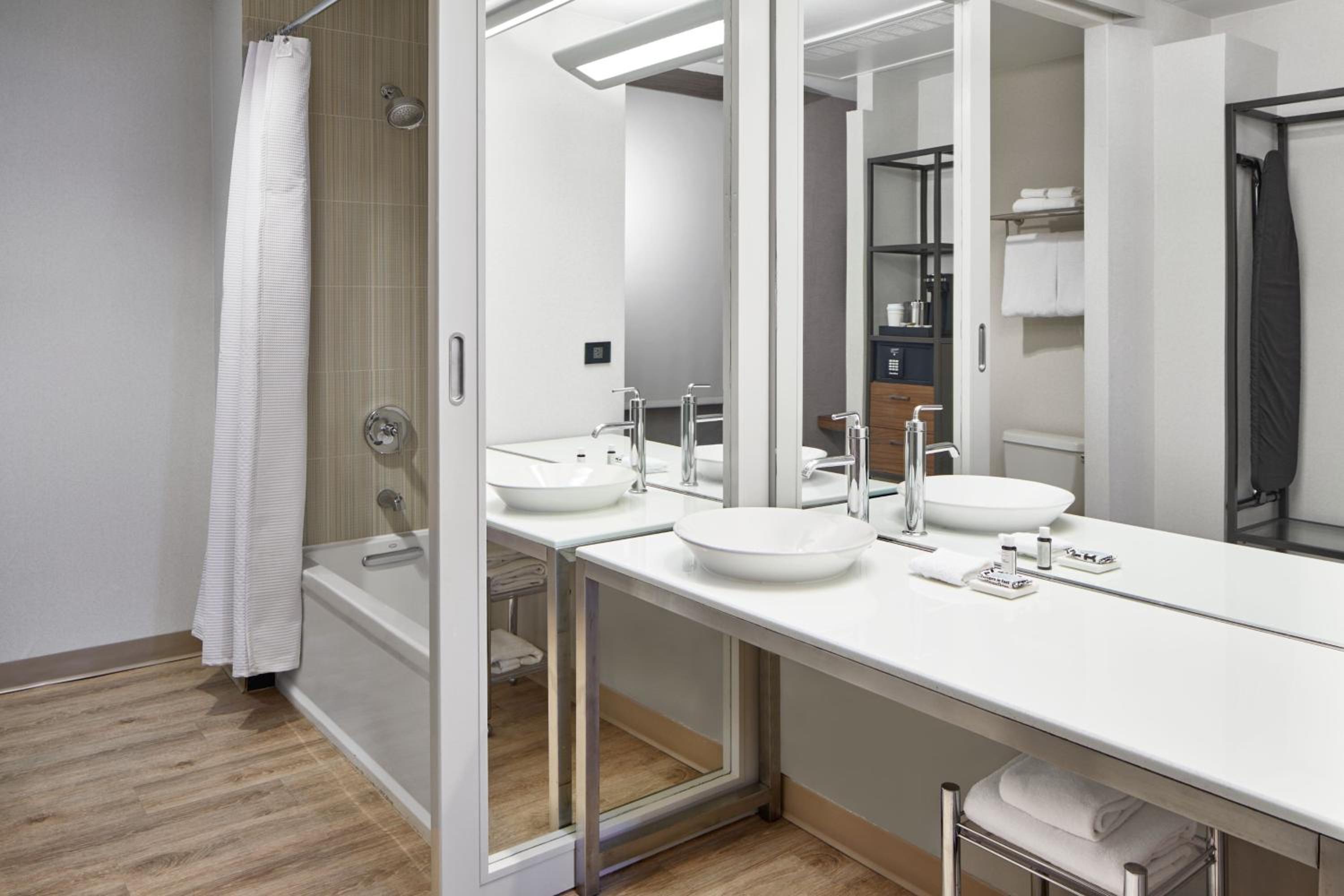 One-Bedroom King Suite with River View - Photo 7