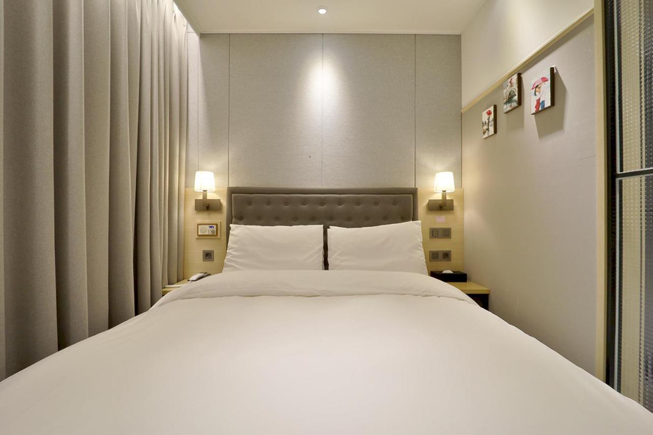 Standard Double Room - Photo 15