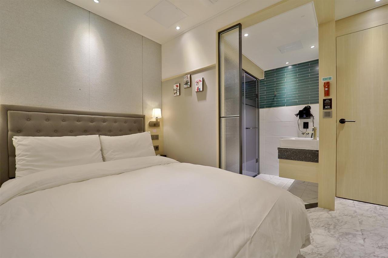 Standard Double Room - Photo 8