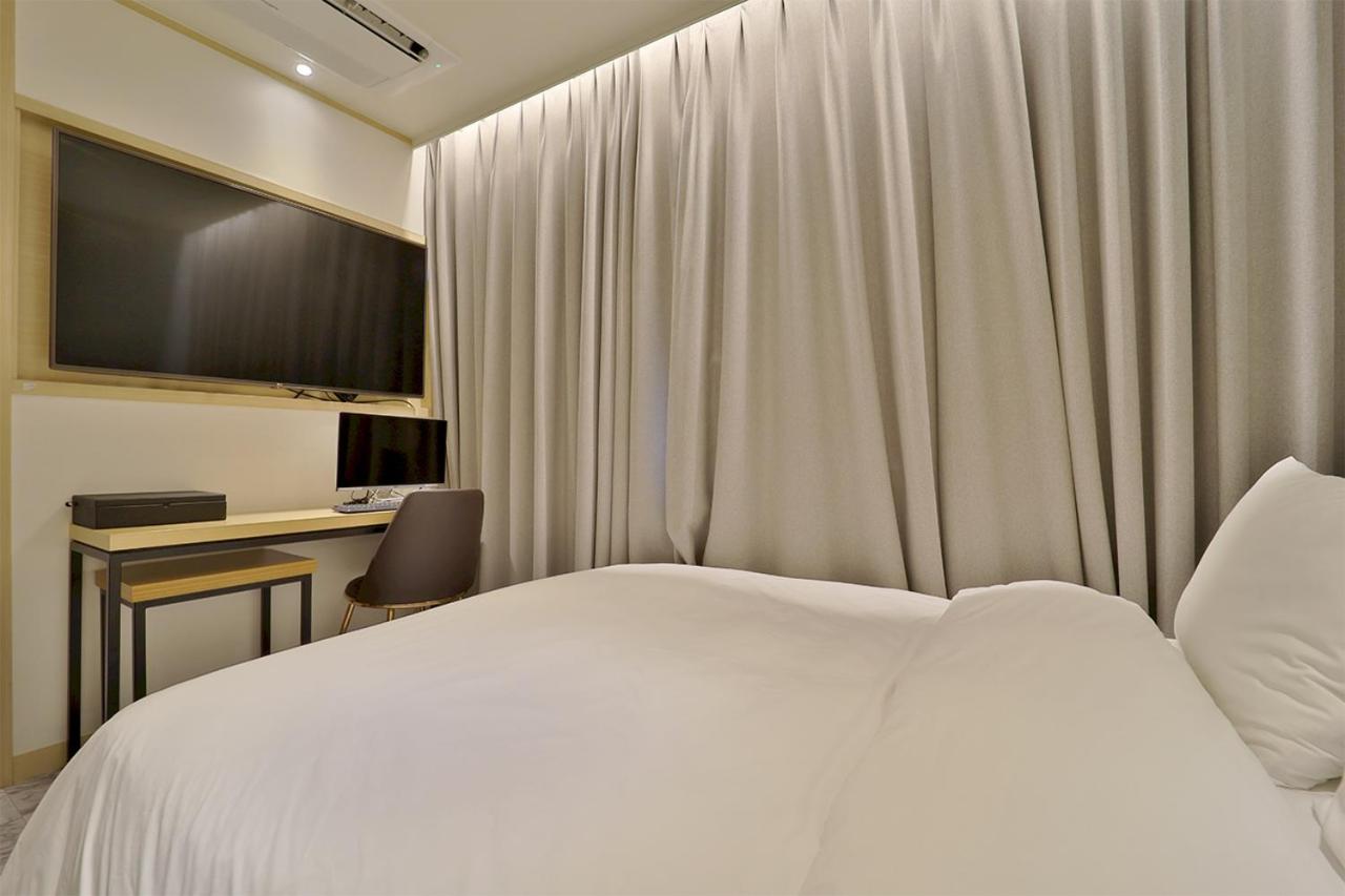 Standard Double Room - Photo 9