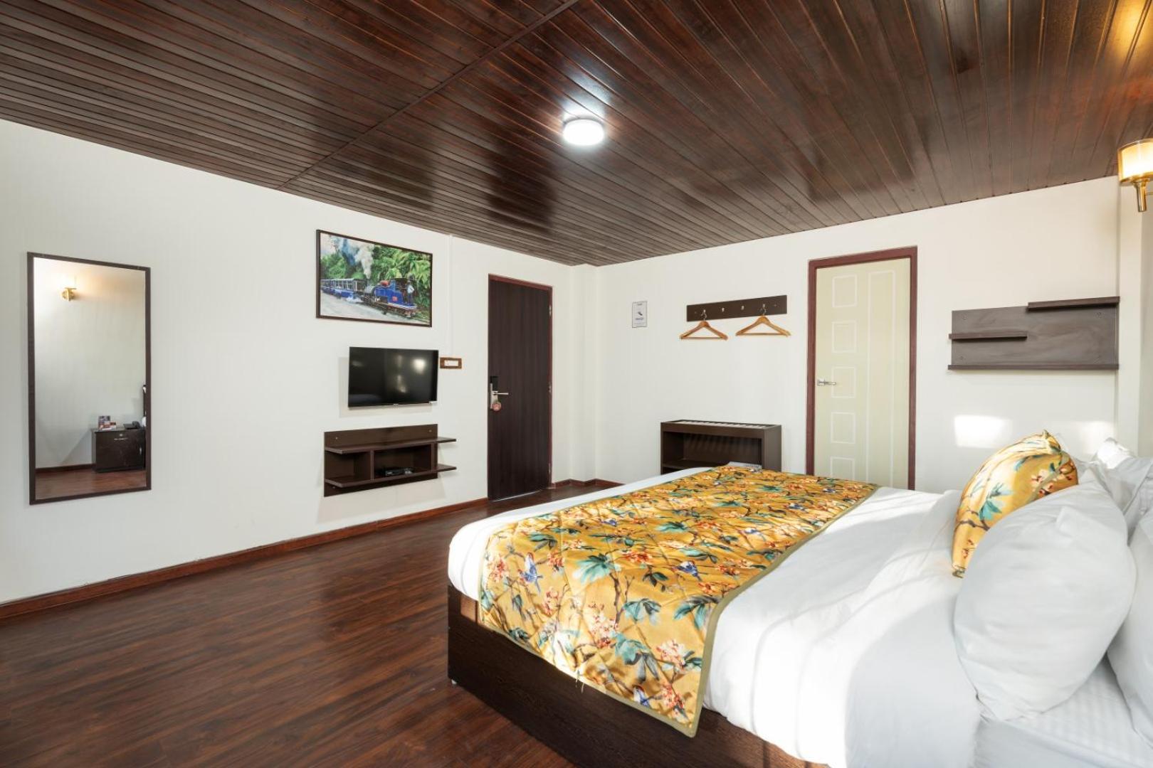 Premium Room with Mountain and Lake View - Photo 4