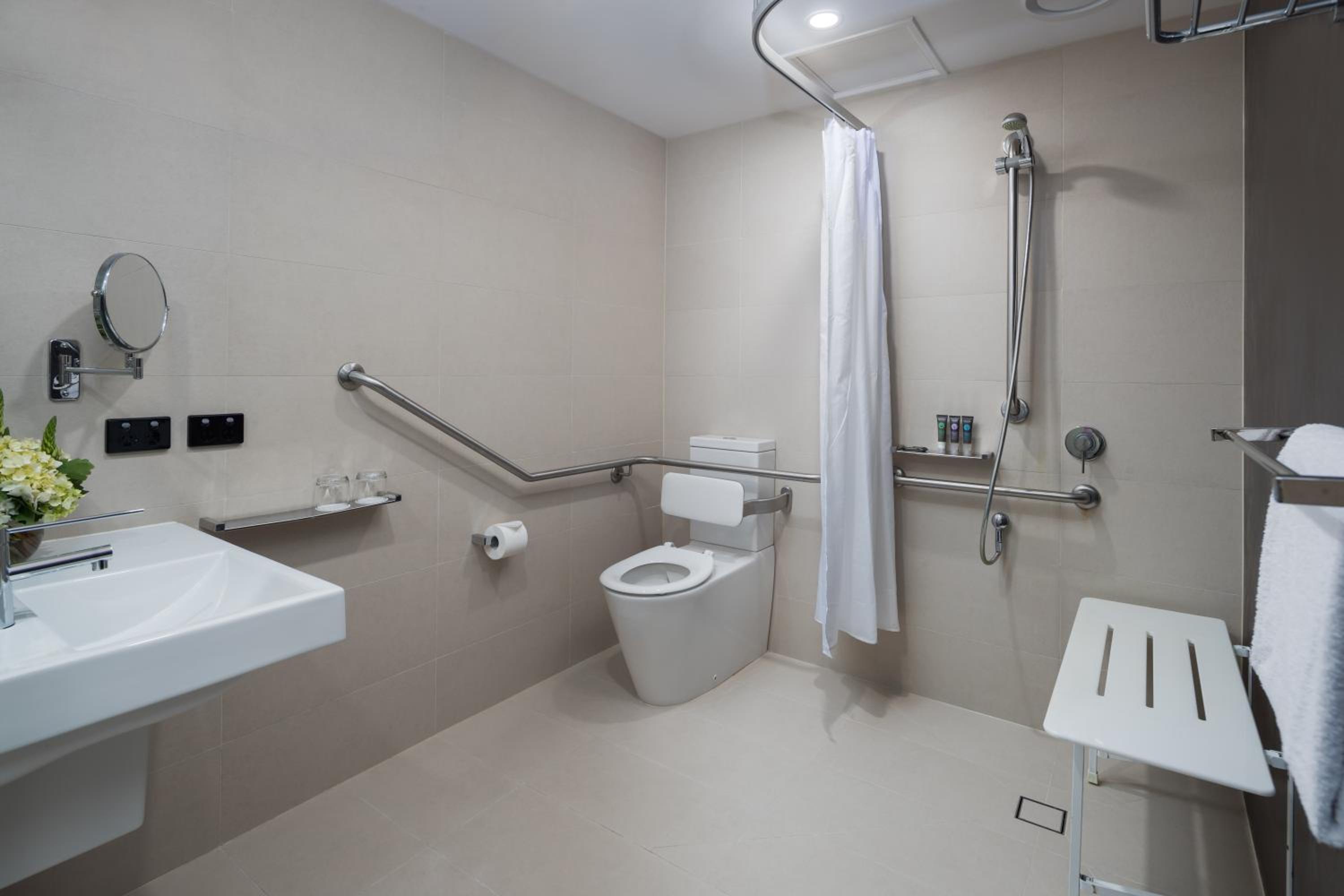 Accessible Twin Room - Photo 3