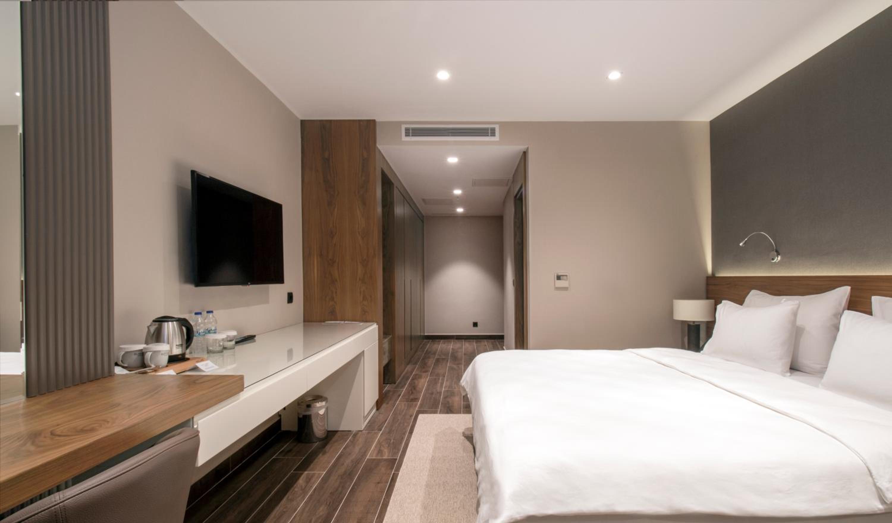 Deluxe Room with King Size Bed, Sea View - Photo 1