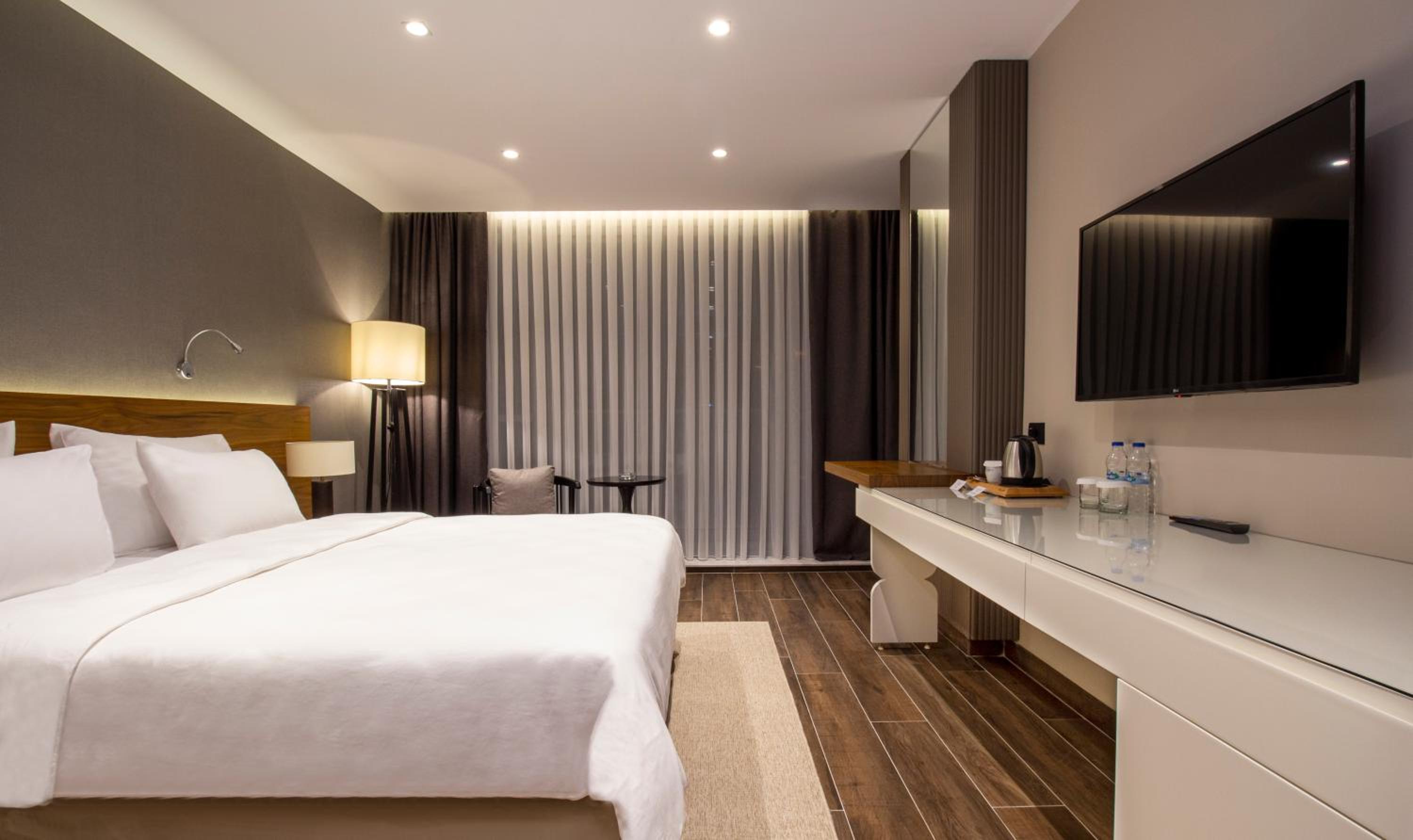 Deluxe Room with King Size Bed, Sea View - Photo 2
