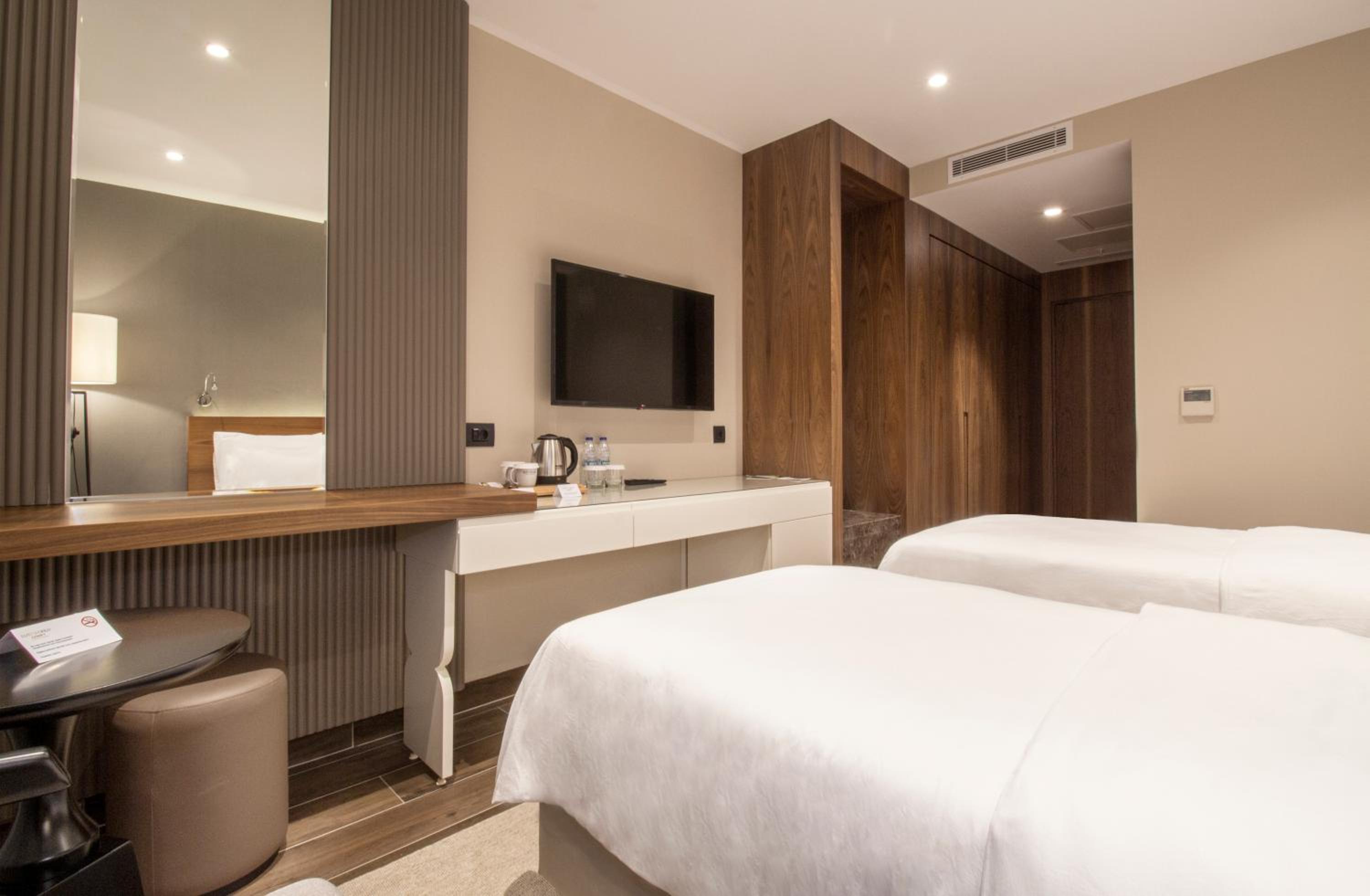 Trendy Room with 2 Single Bed - Photo 5
