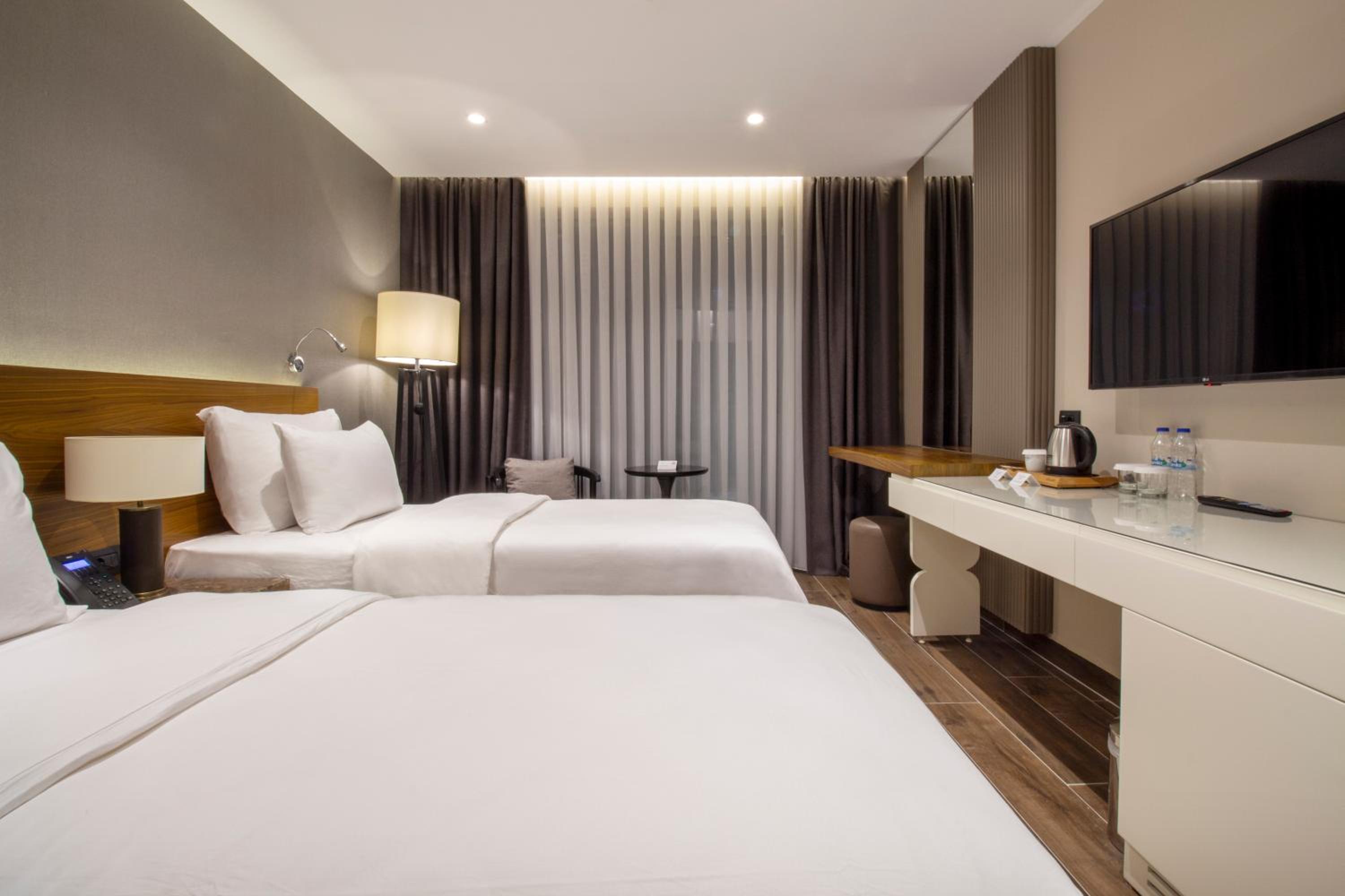 Trendy Room with 2 Single Bed - Photo 4