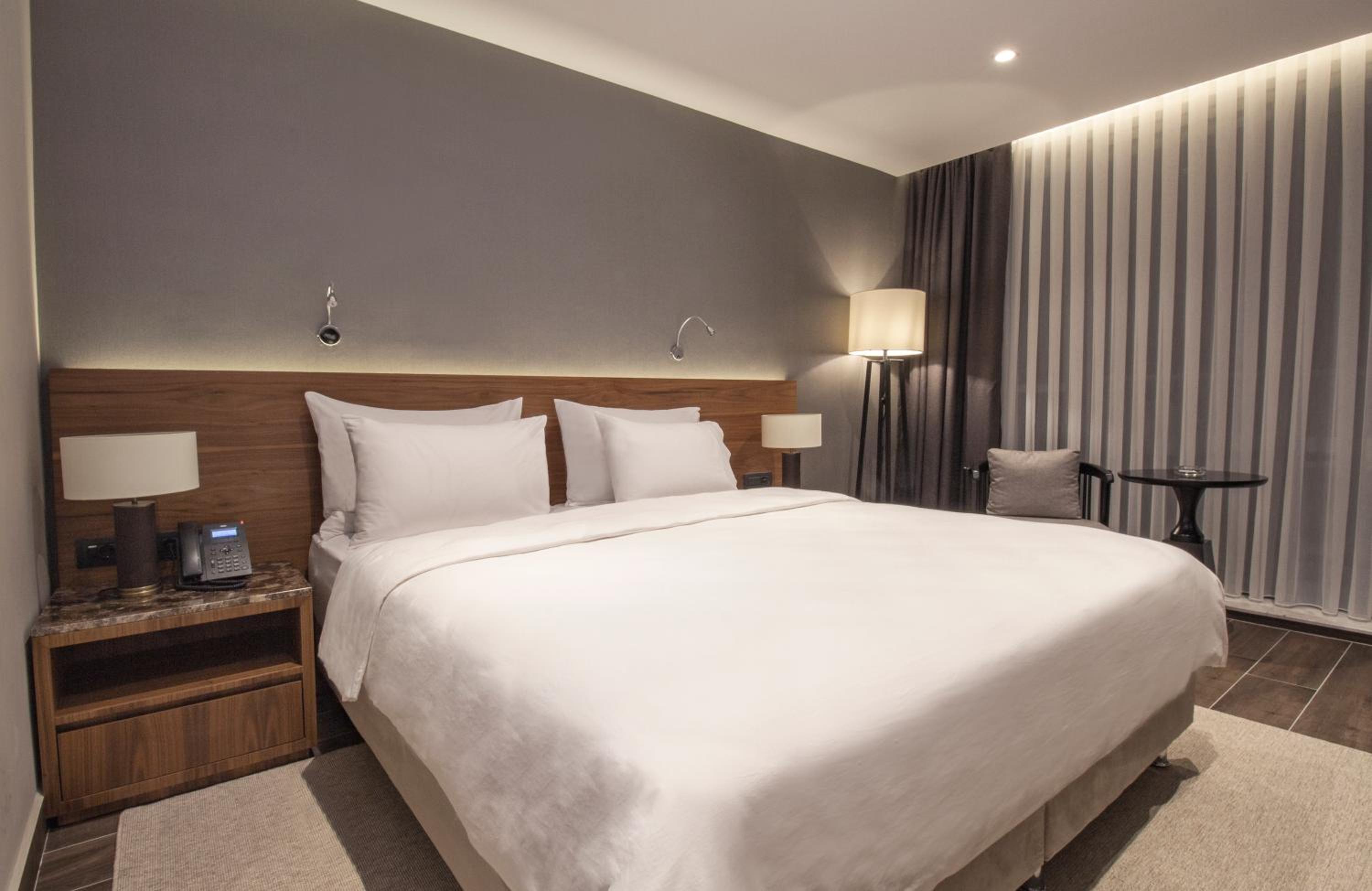 Deluxe Room with King Size Bed, Sea View - Photo 3