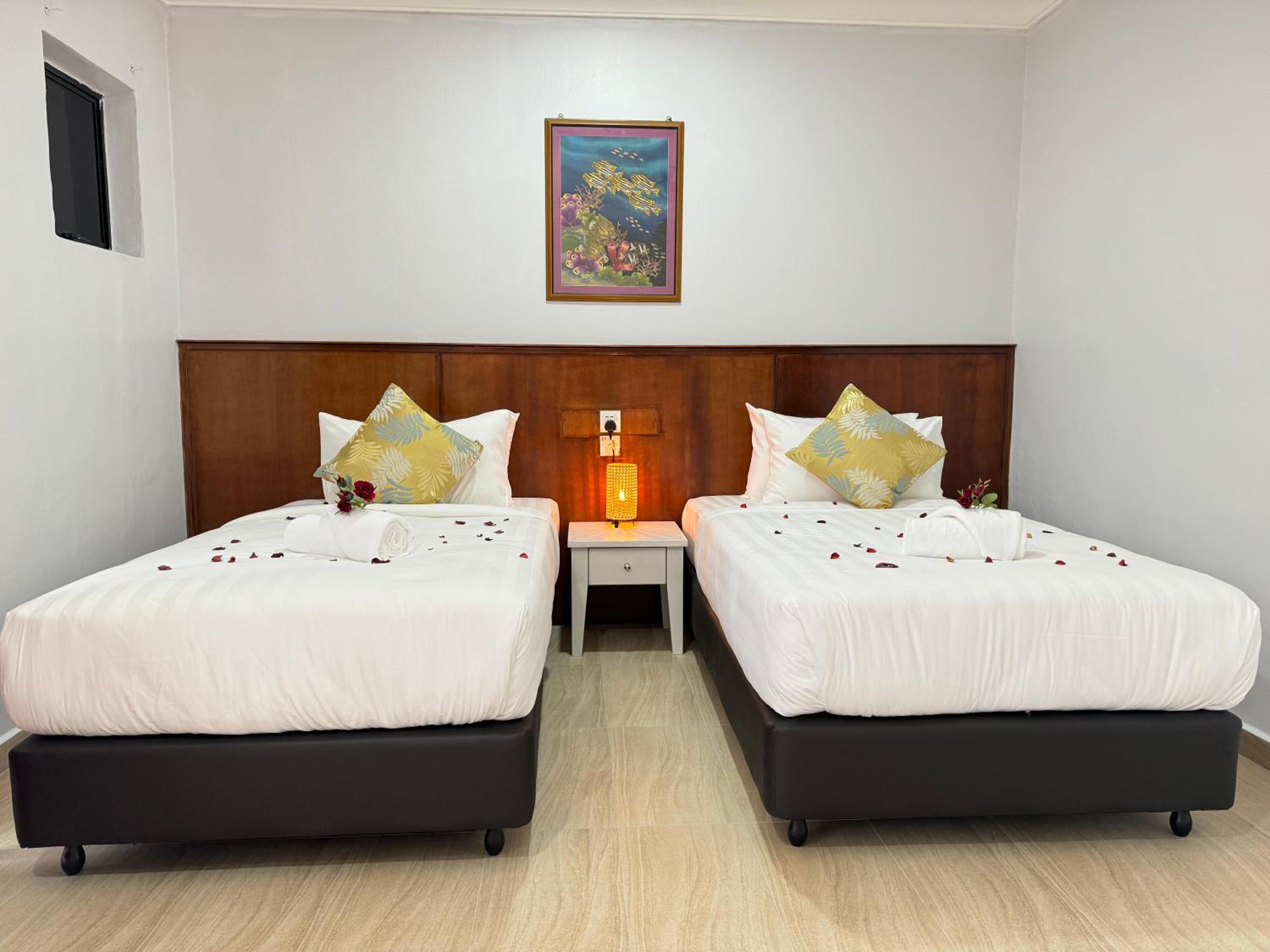 Deluxe Twin Room - Photo 13