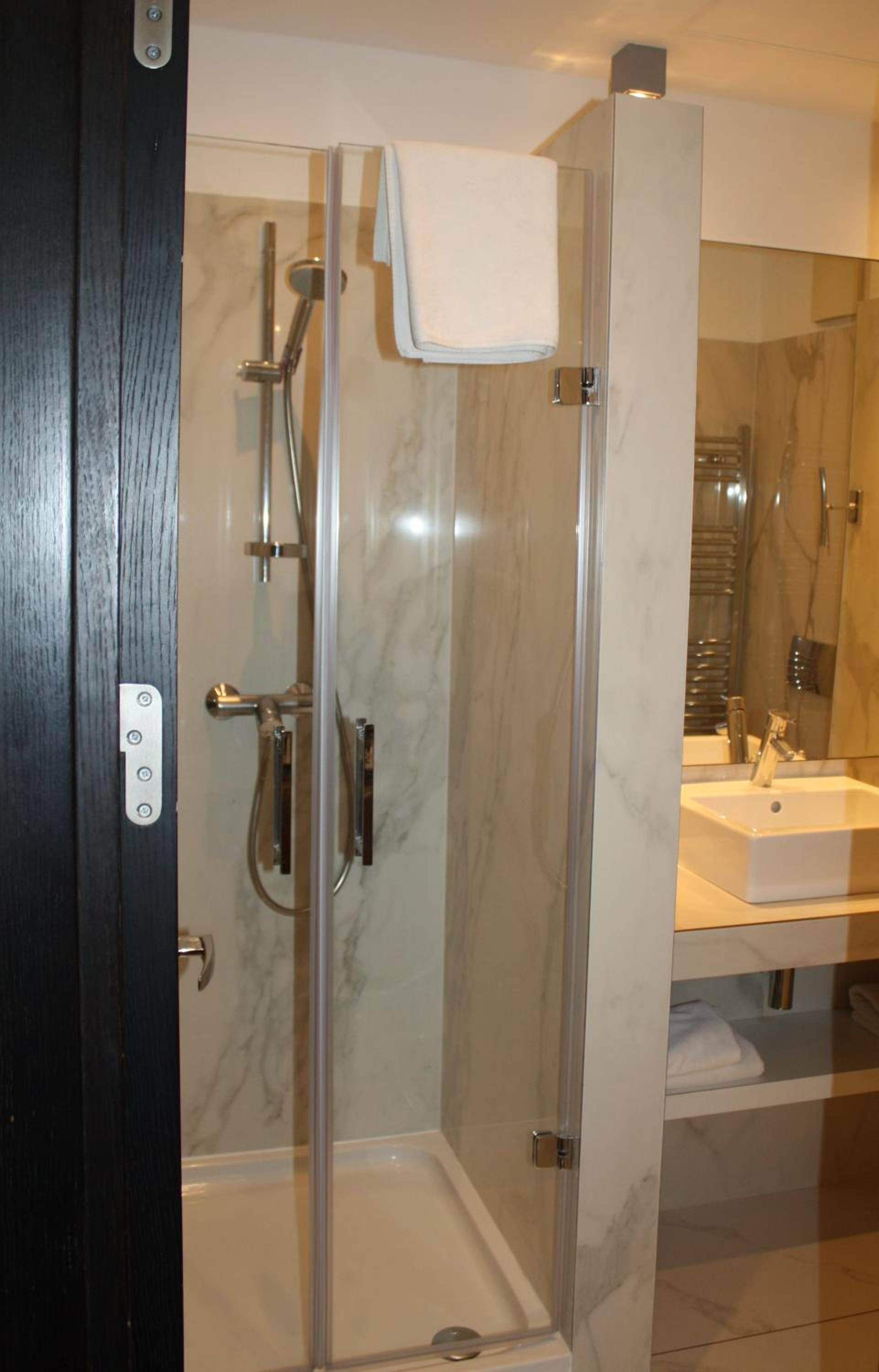 Standard Double or Twin Room thumbnail 6