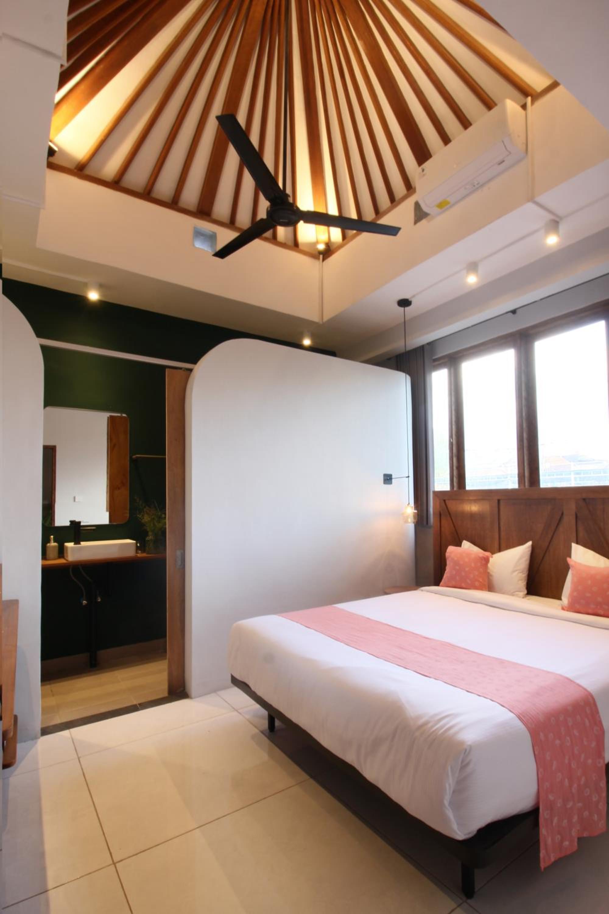 Deluxe Room - Photo 5