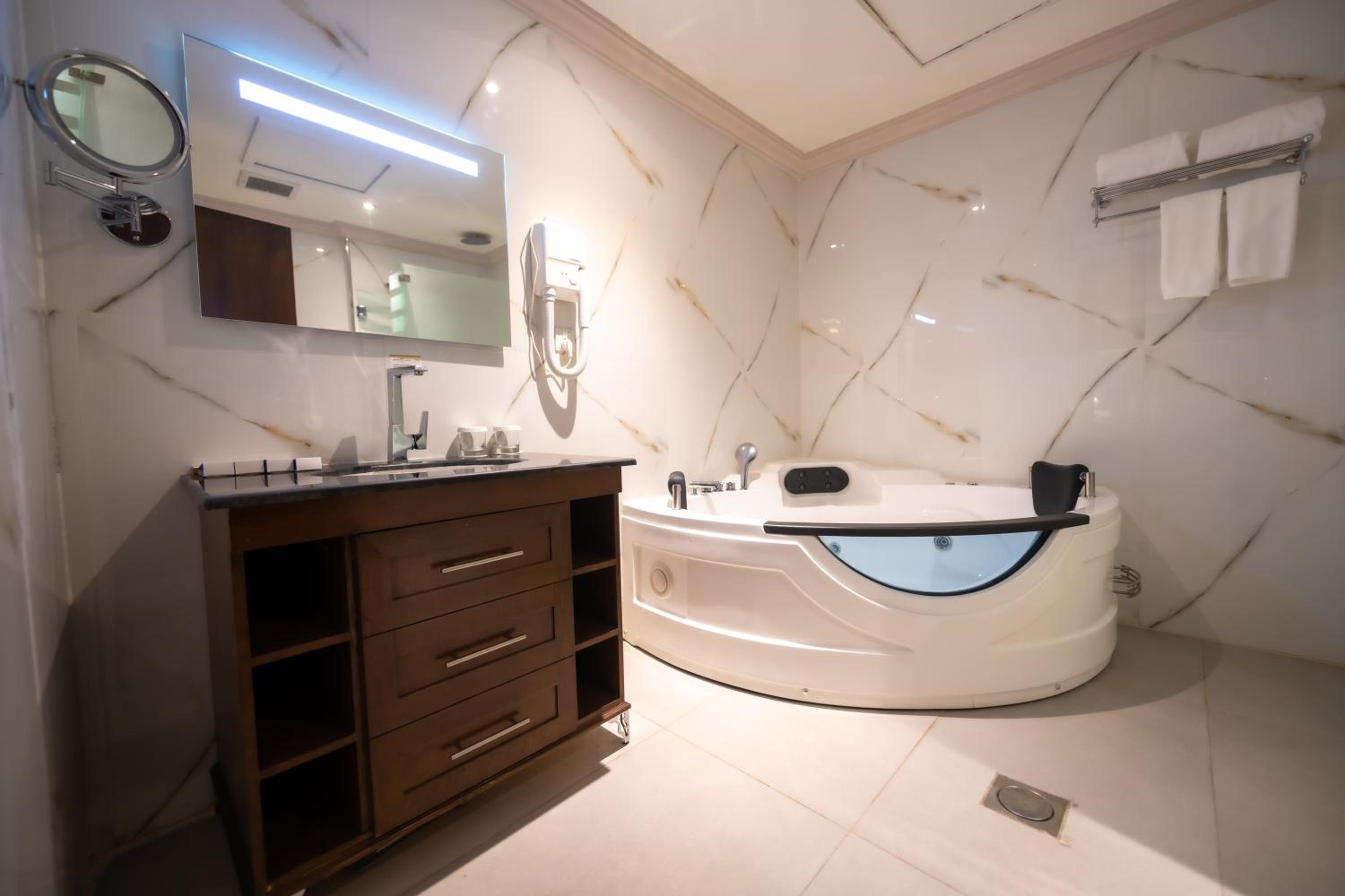 WA Suite with Jacuzi  - Photo 1