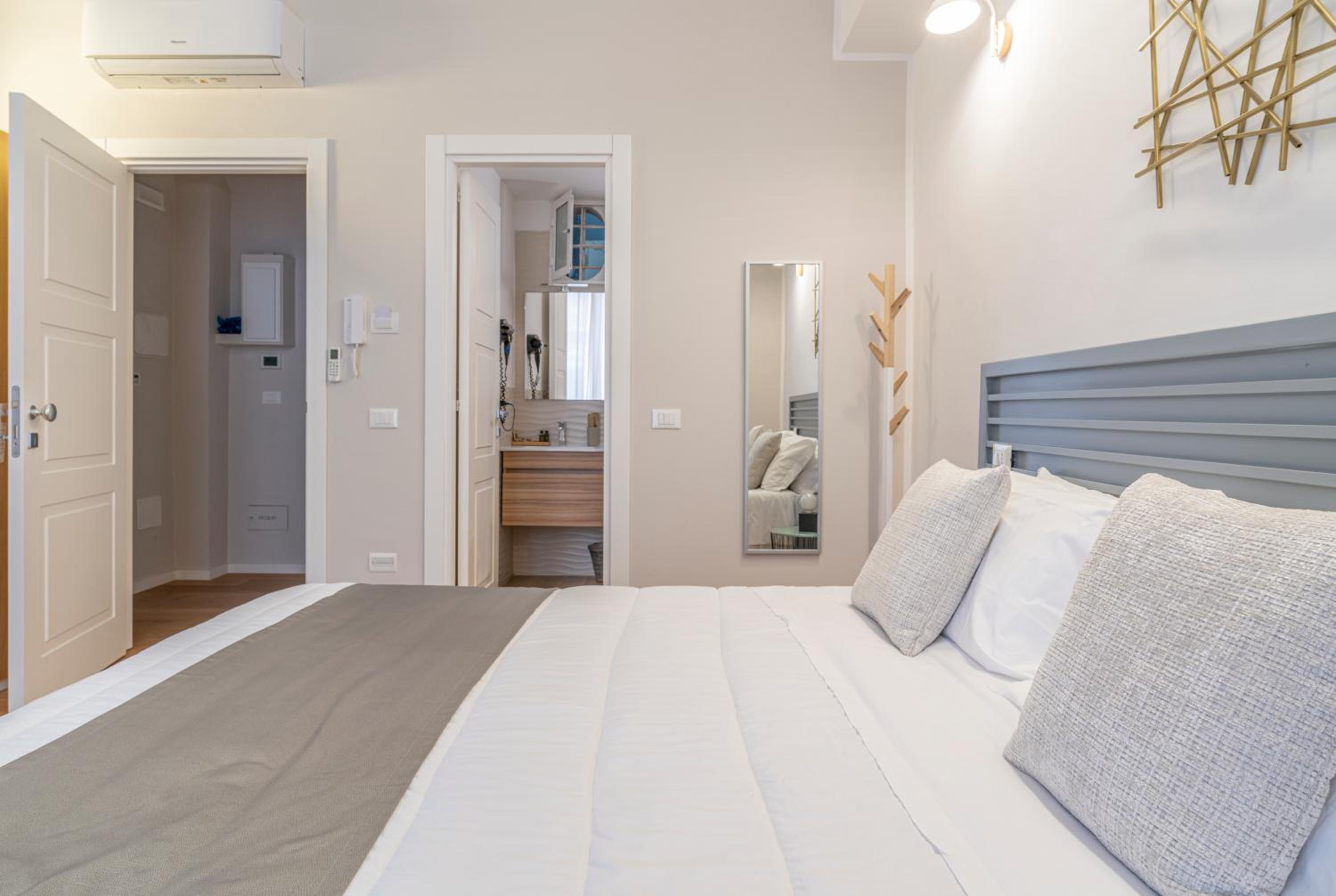 Deluxe Suite - Photo 7