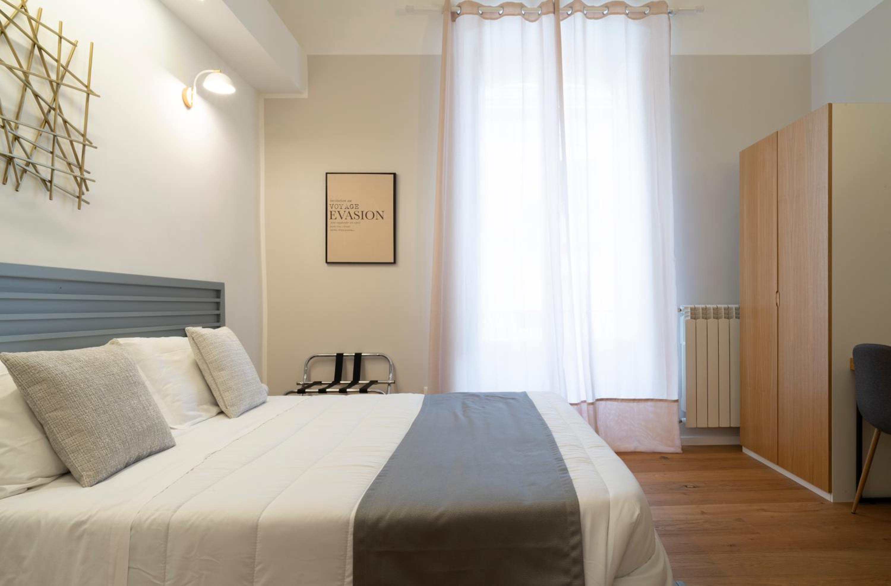 Deluxe Suite - Photo 6