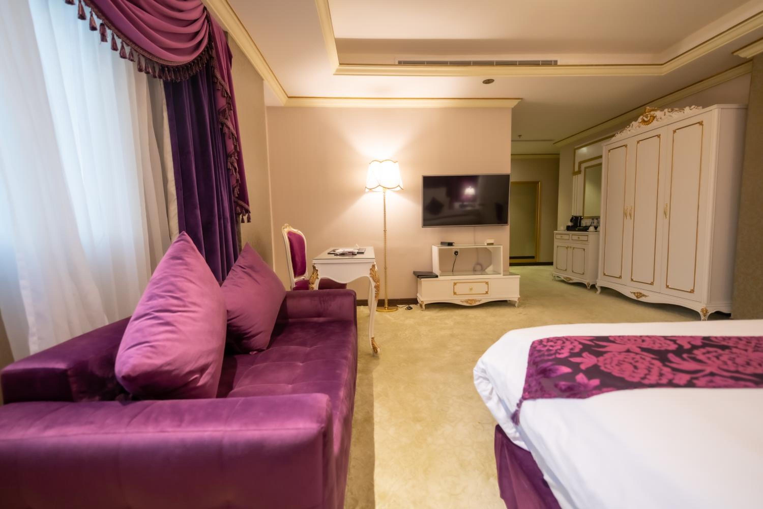 Deluxe King Room - Photo 4