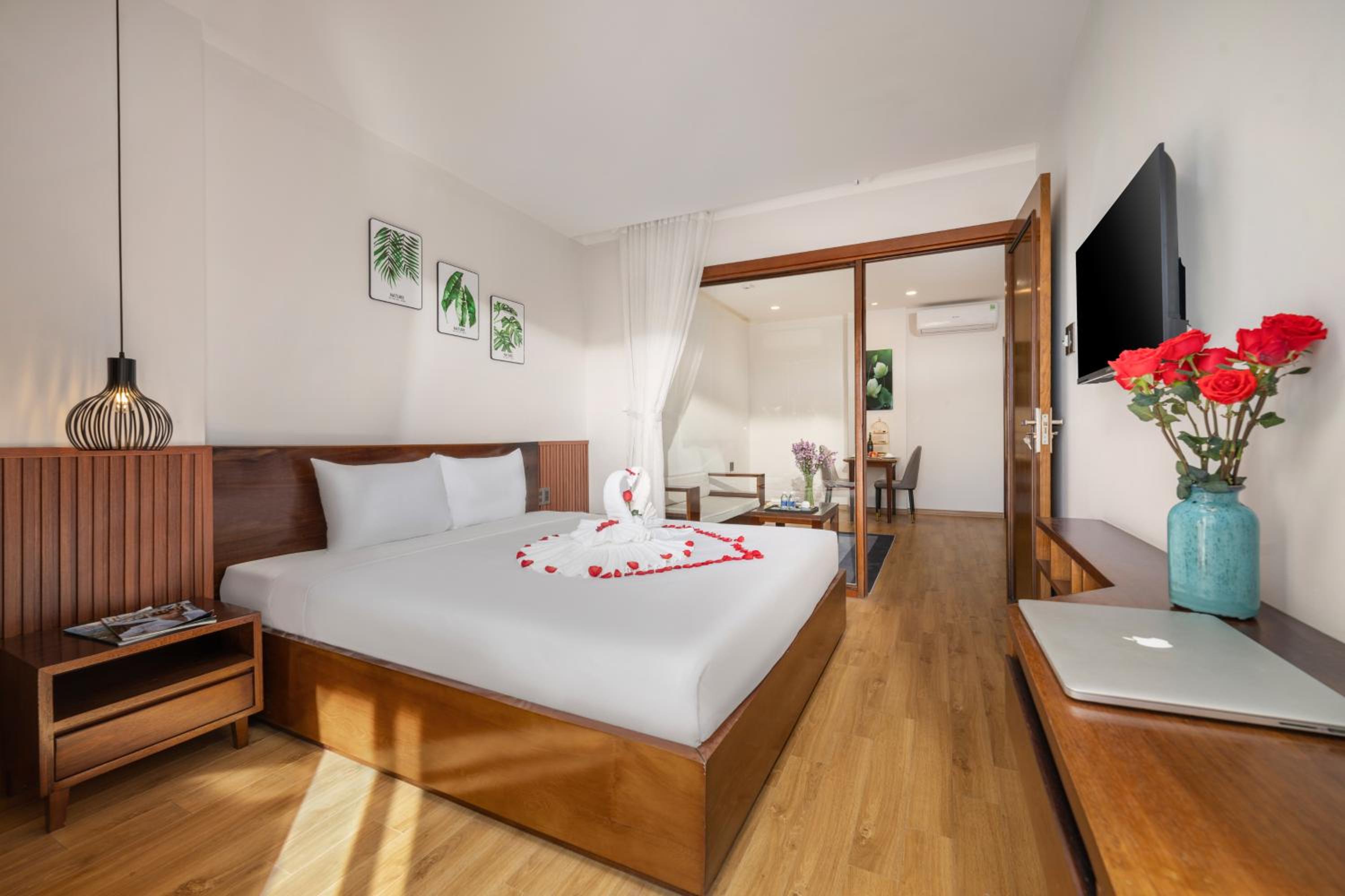 Deluxe One-Bedroom Apartment with City View - Photo 2