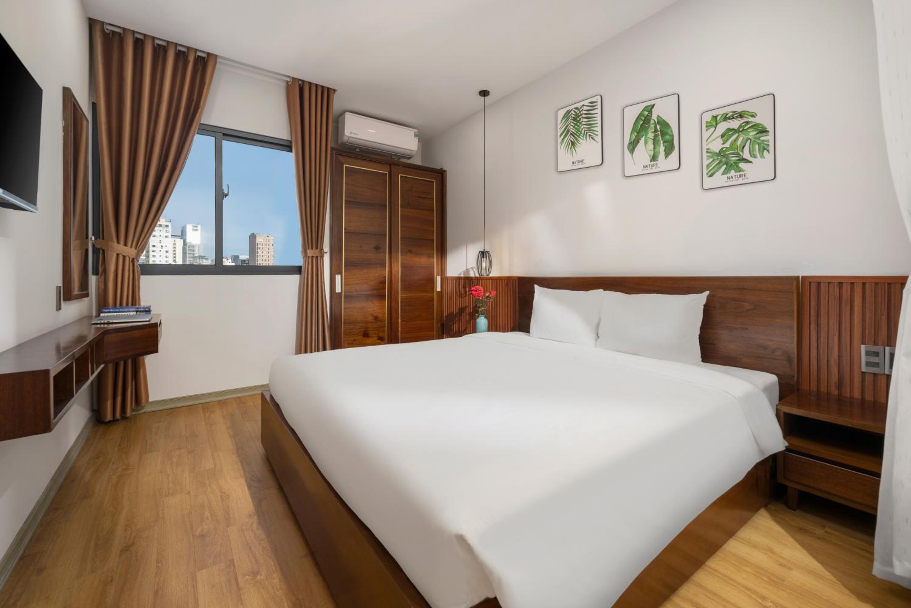 Deluxe One-Bedroom Apartment with City View - Photo 1
