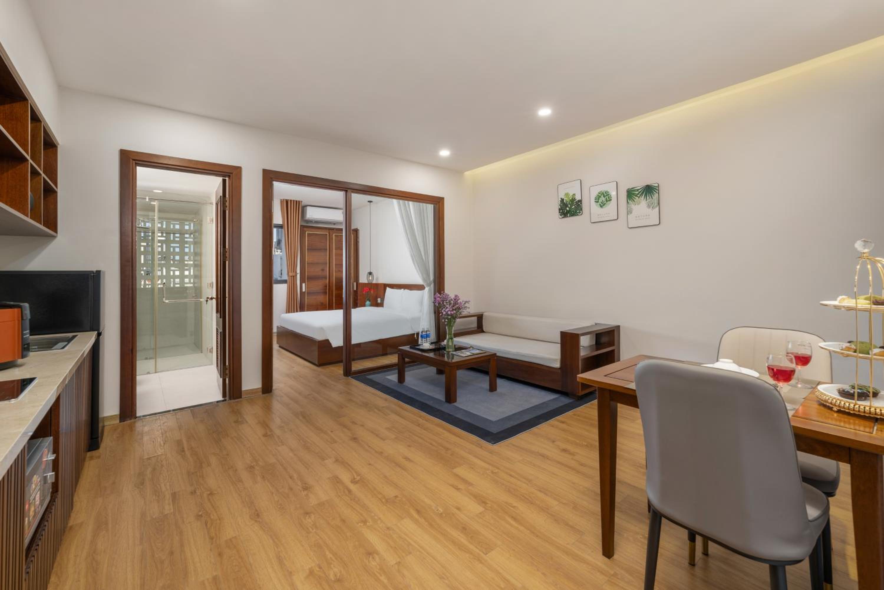 Deluxe One-Bedroom Apartment with City View - Photo 3