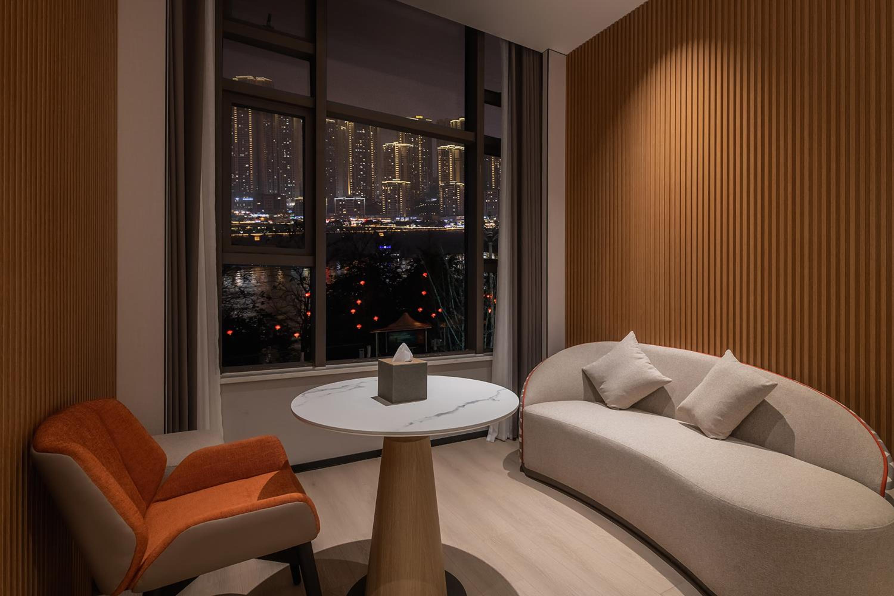 Standard King Room with River View thumbnail 5