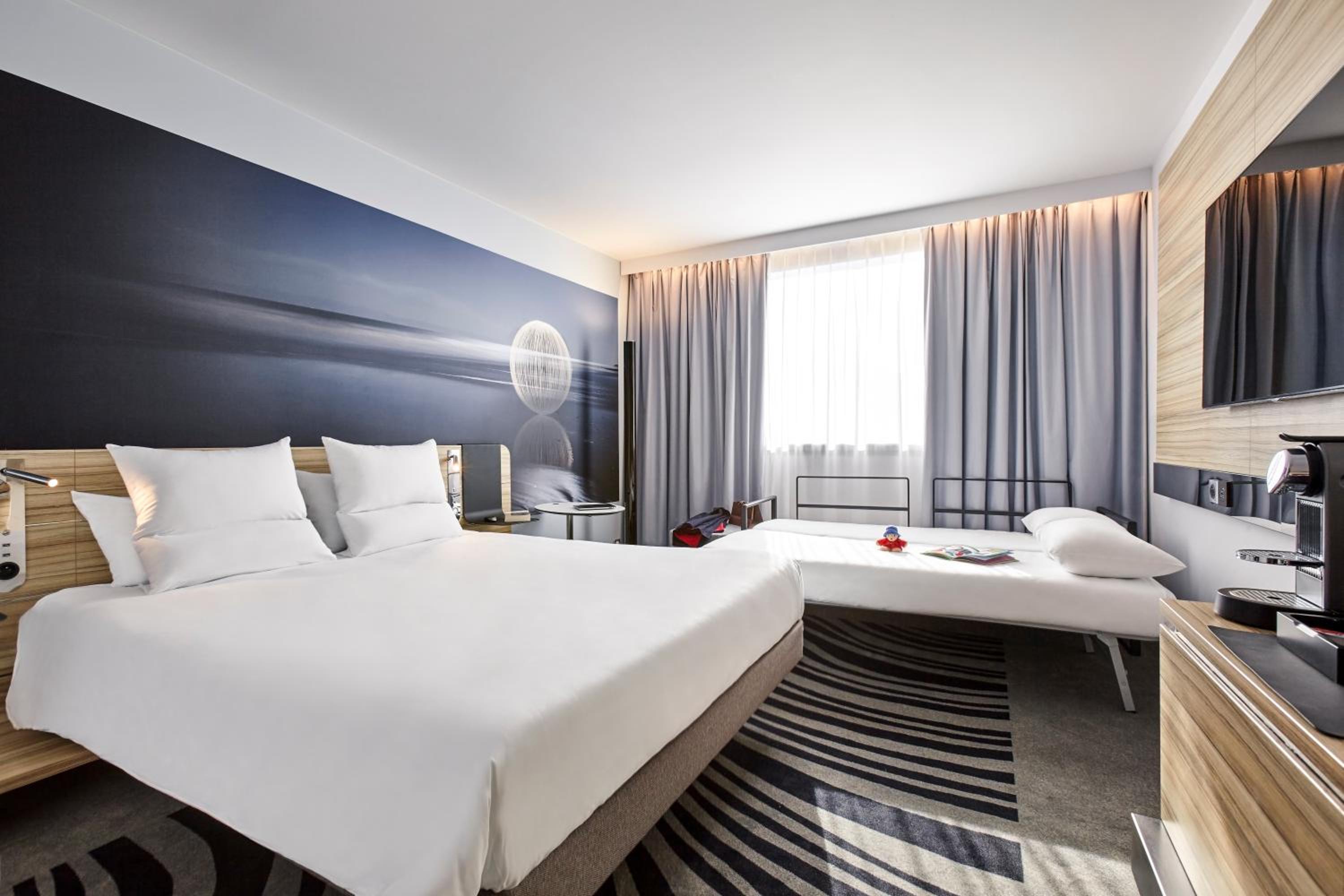Standard Room with Swimming Pool View - Photo 1