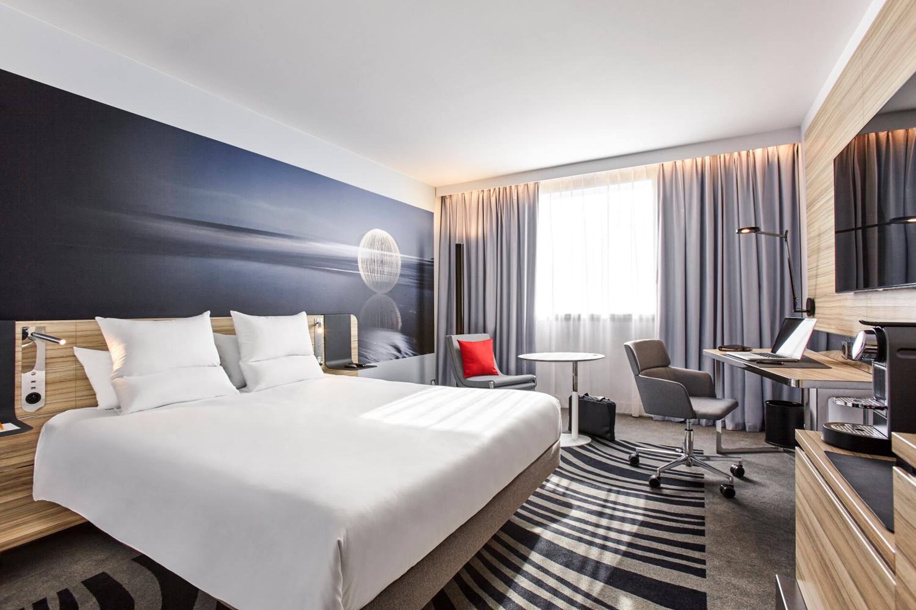 Executive Double Room with Swimming Pool View - Photo 4