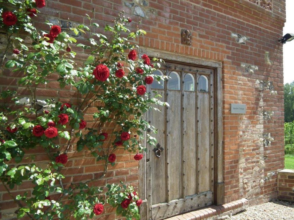Five-Bedroom House photo 2