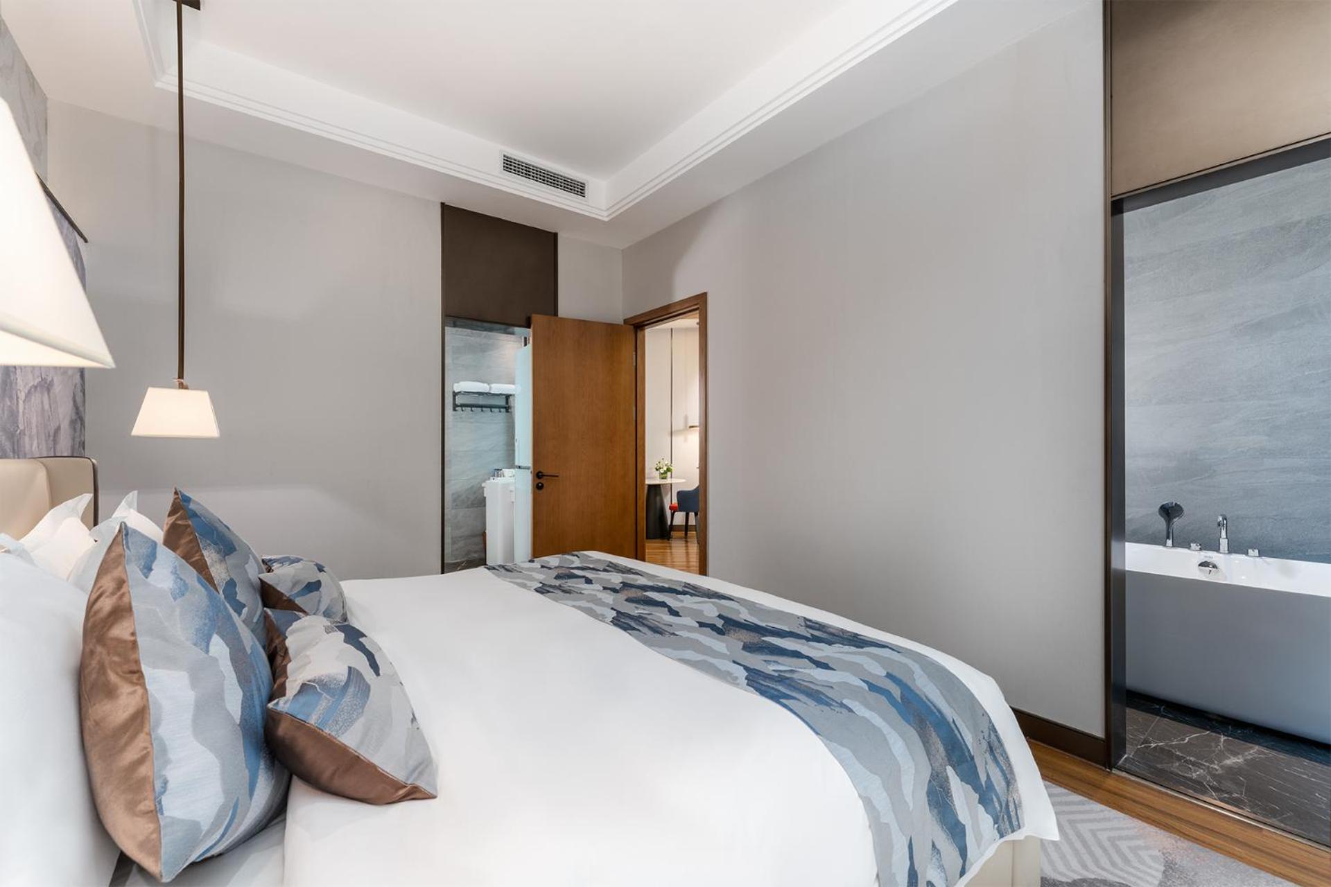 One-Bedroom King Suite With Minifridge photo 2