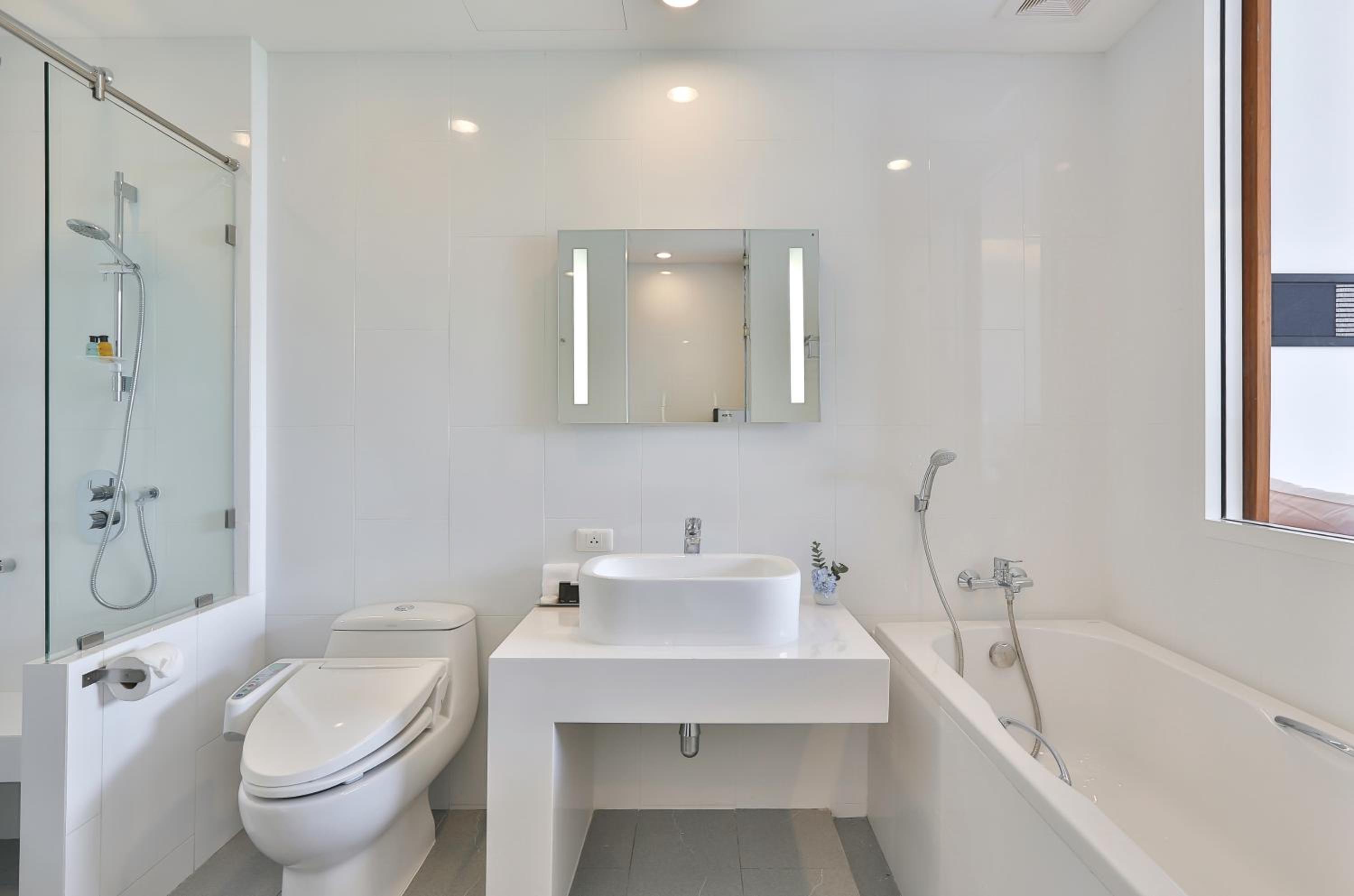 Superior Premium with Bathtub photo 2