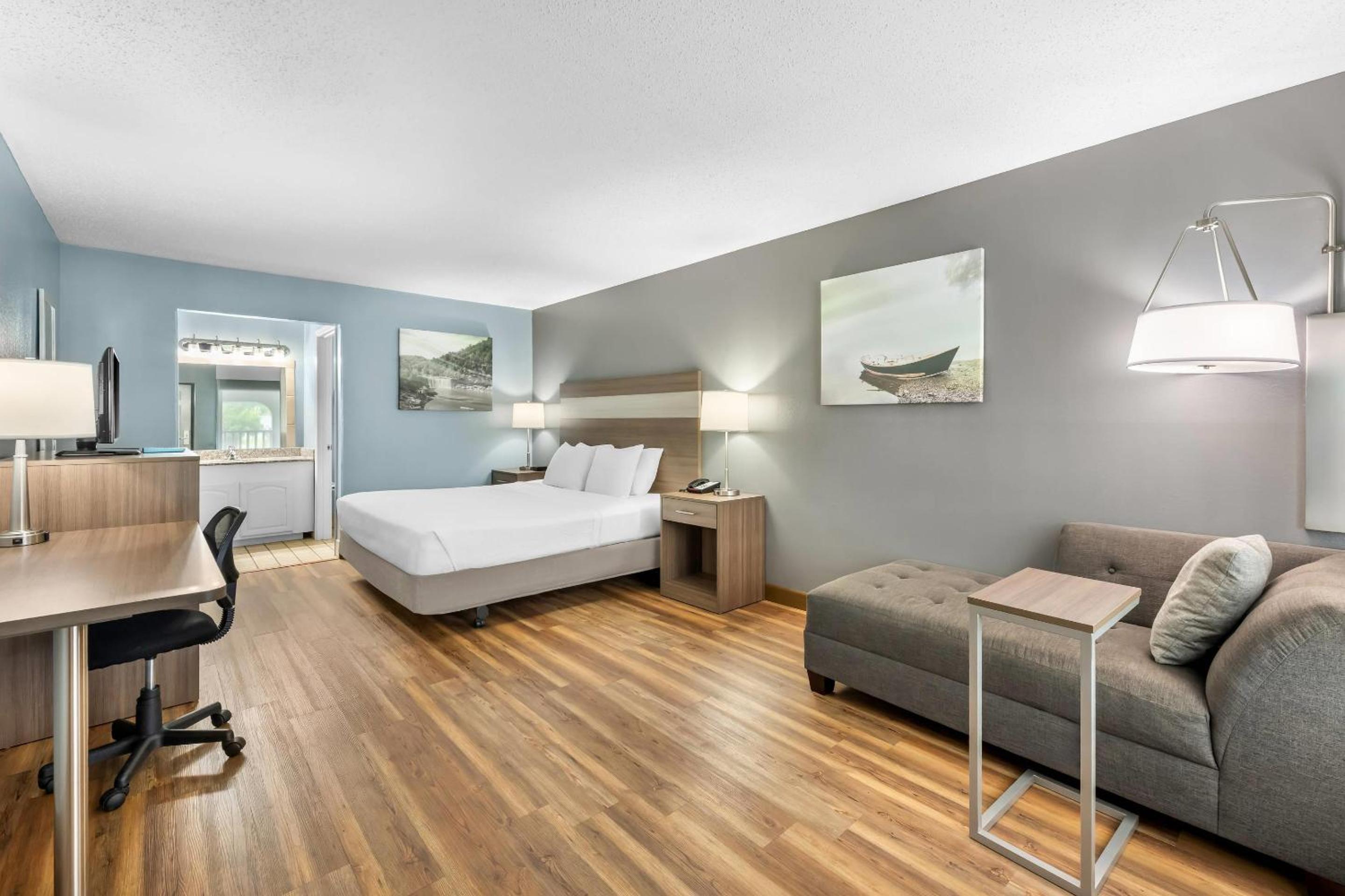 King Room - Non Smoking/Exterior Hall