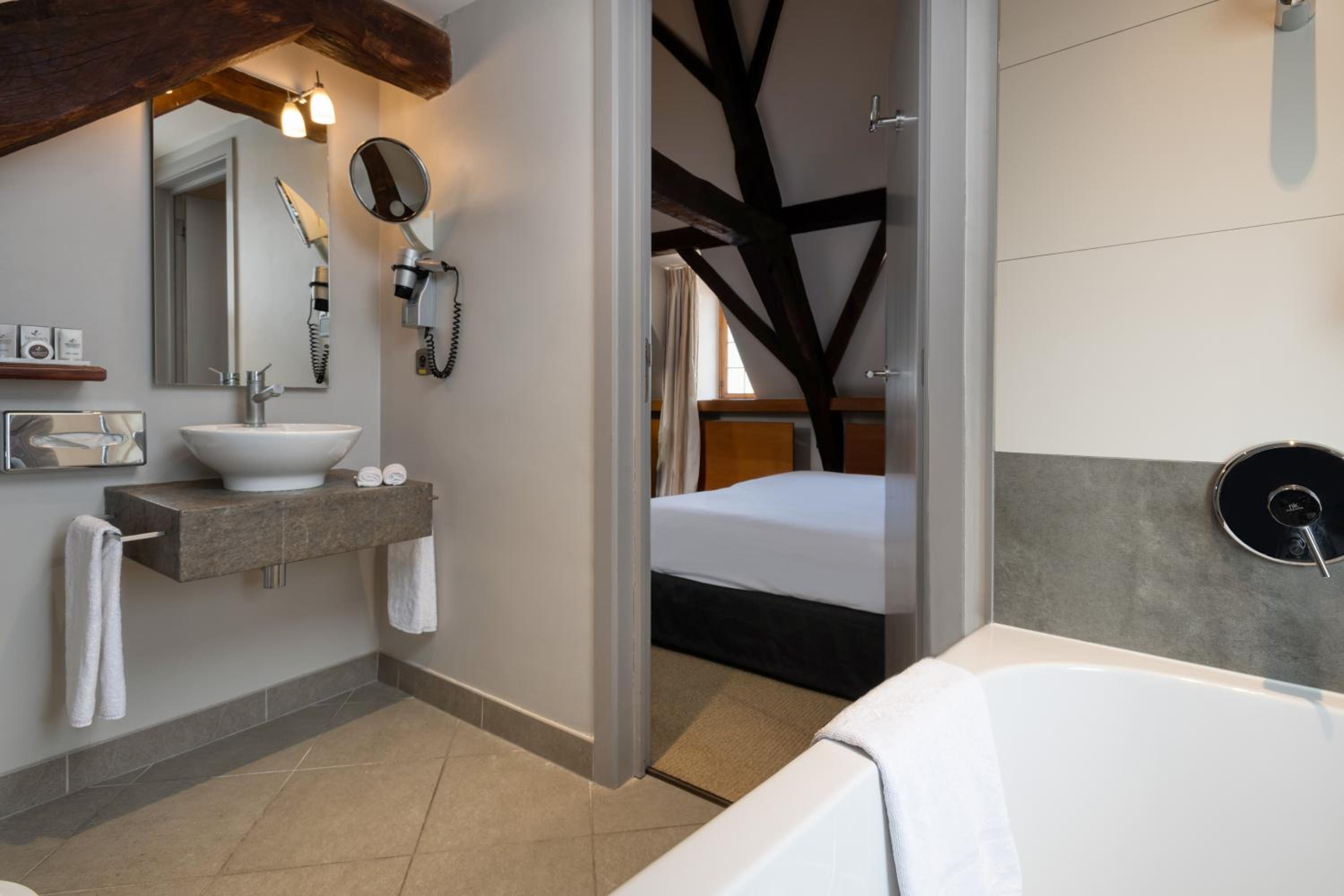 Standard Double Room - Photo 13