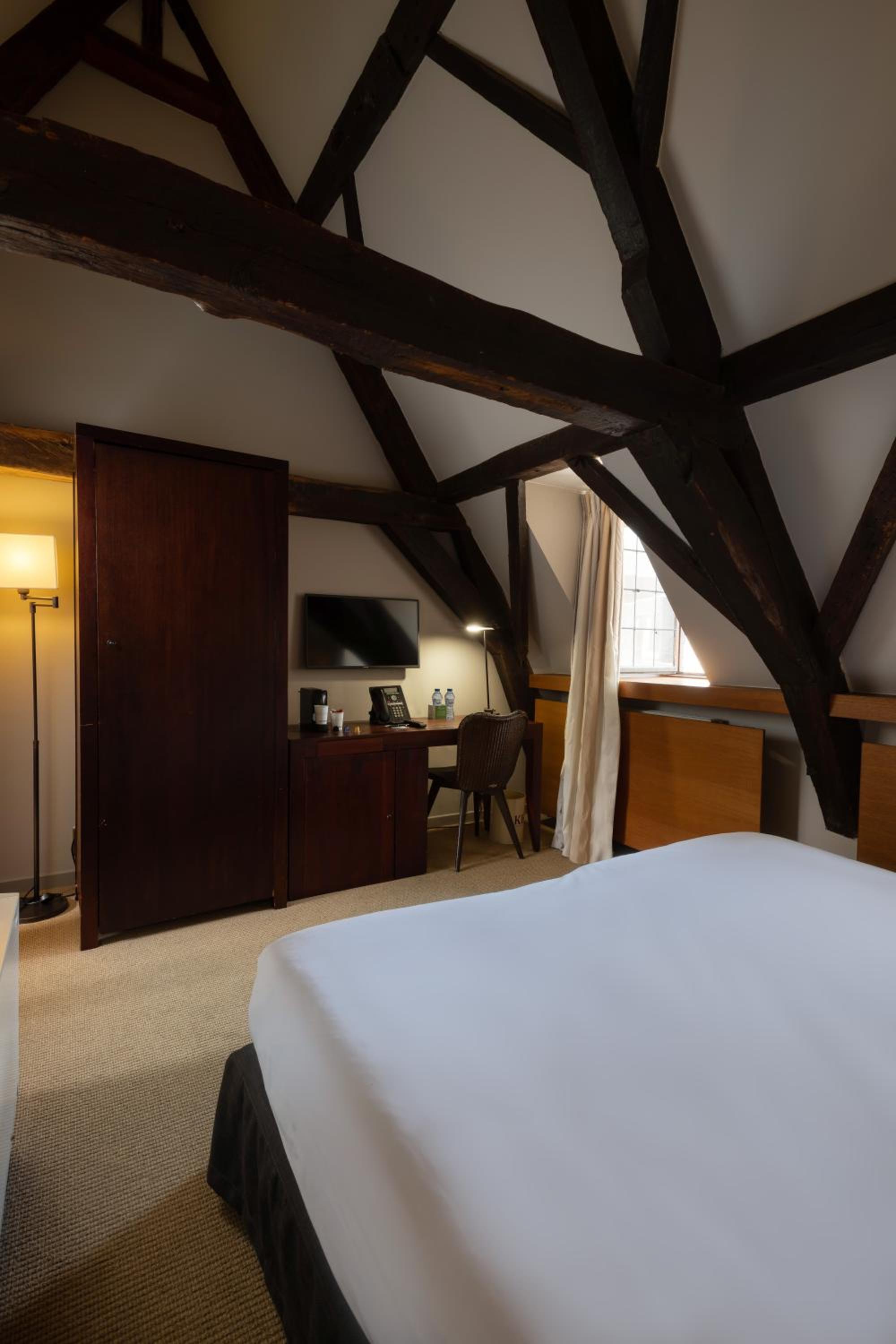 Standard Double Room - Photo 11