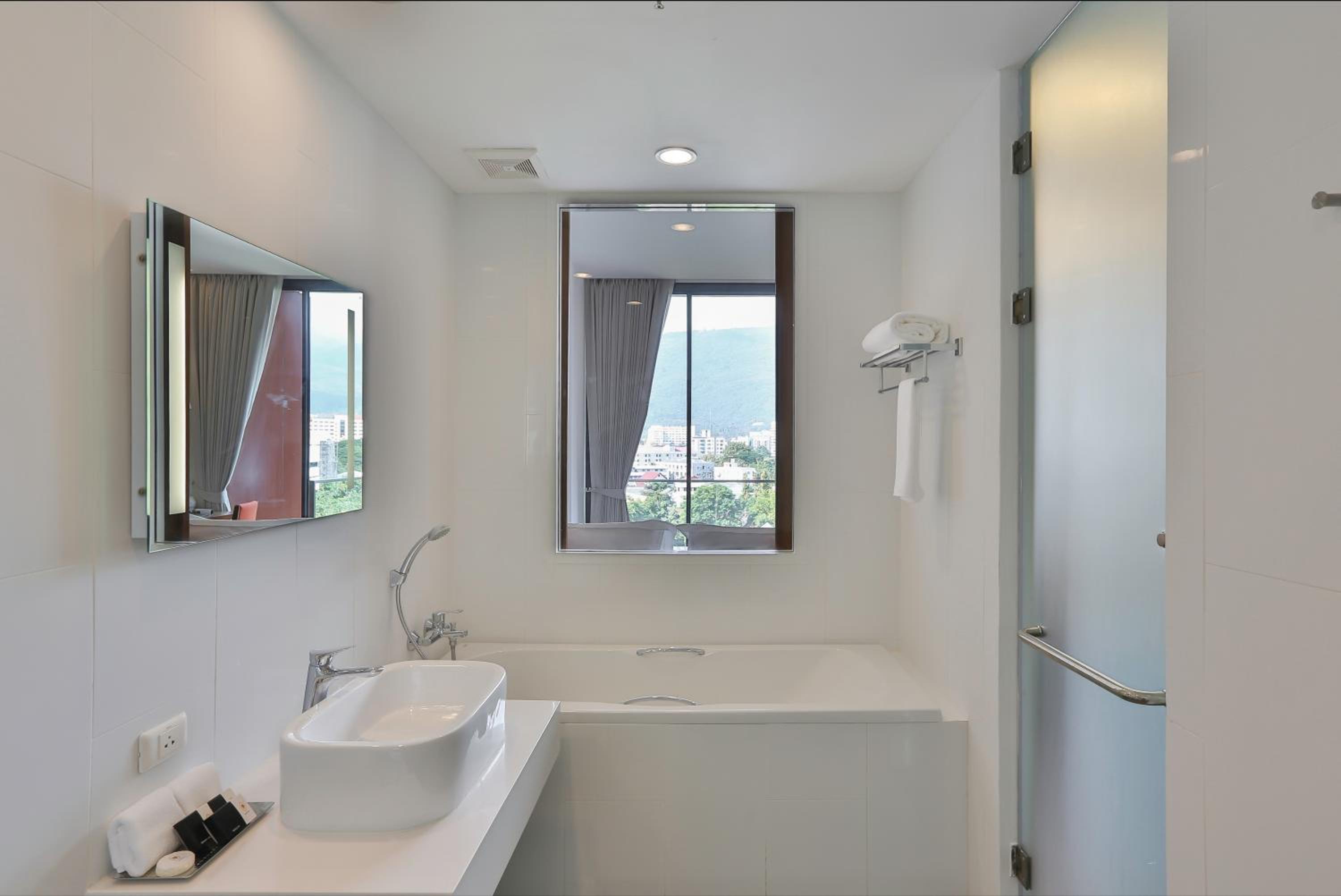 Deluxe Mountain View with Bathtub photo 3