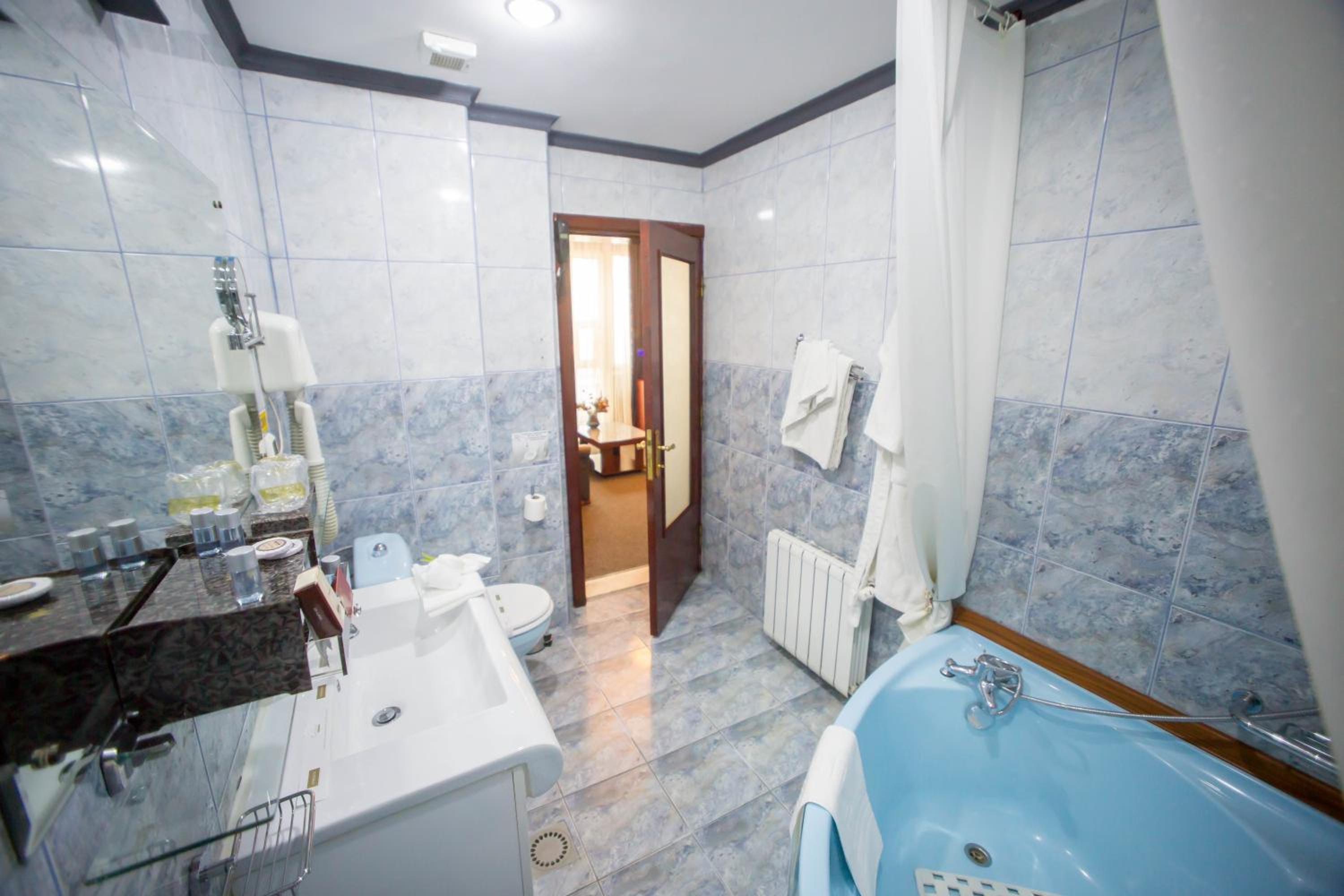Deluxe Suite with Spa Bath - Photo 12