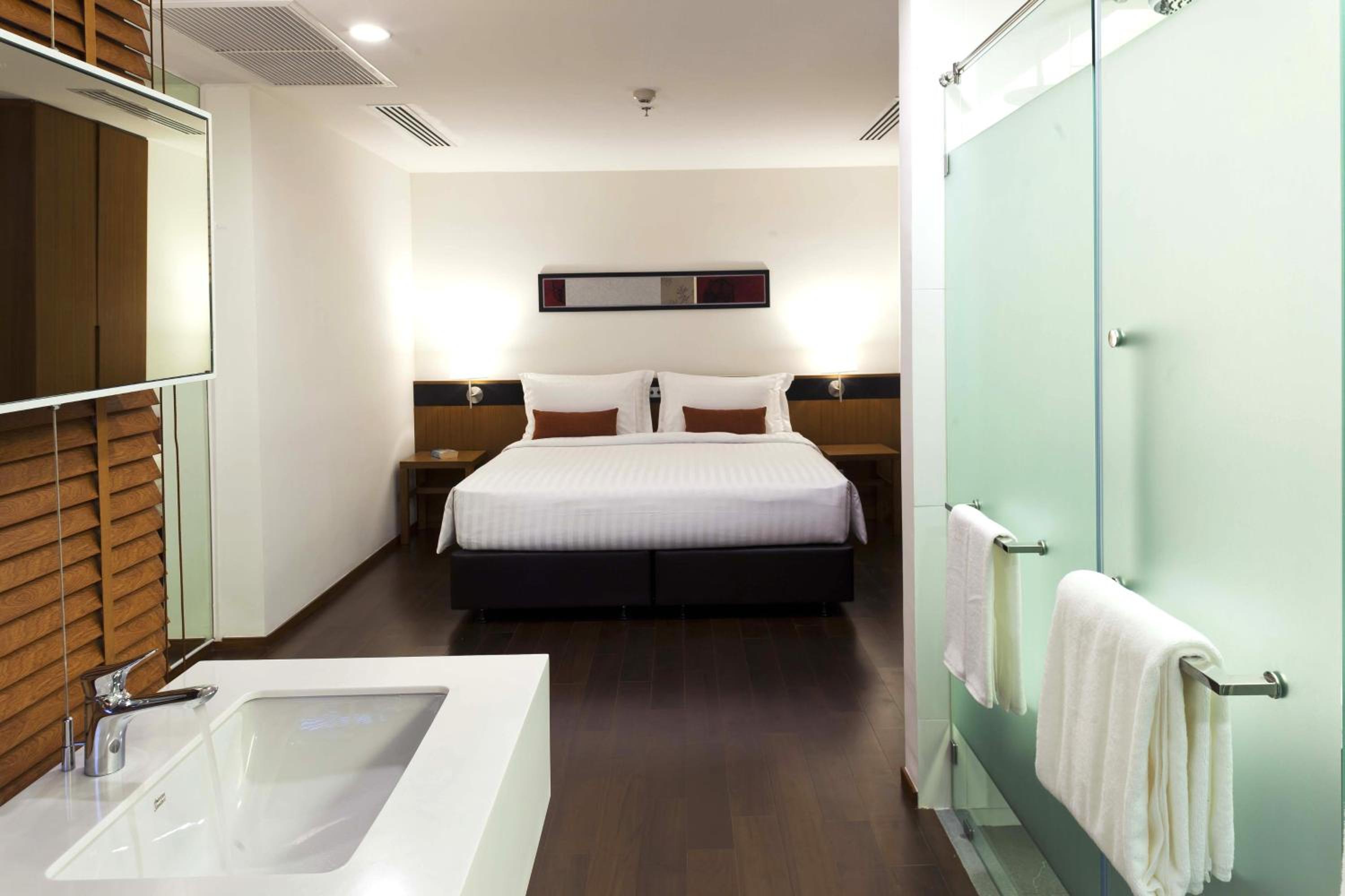 One Bedroom Suite with Bathtub