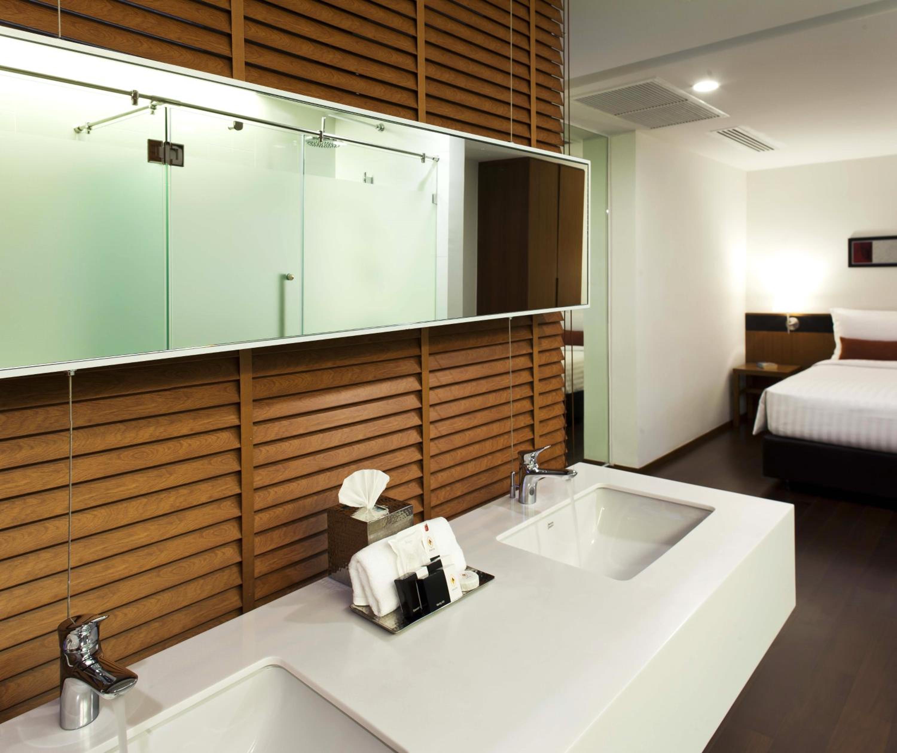 One Bedroom Suite with Bathtub photo 3