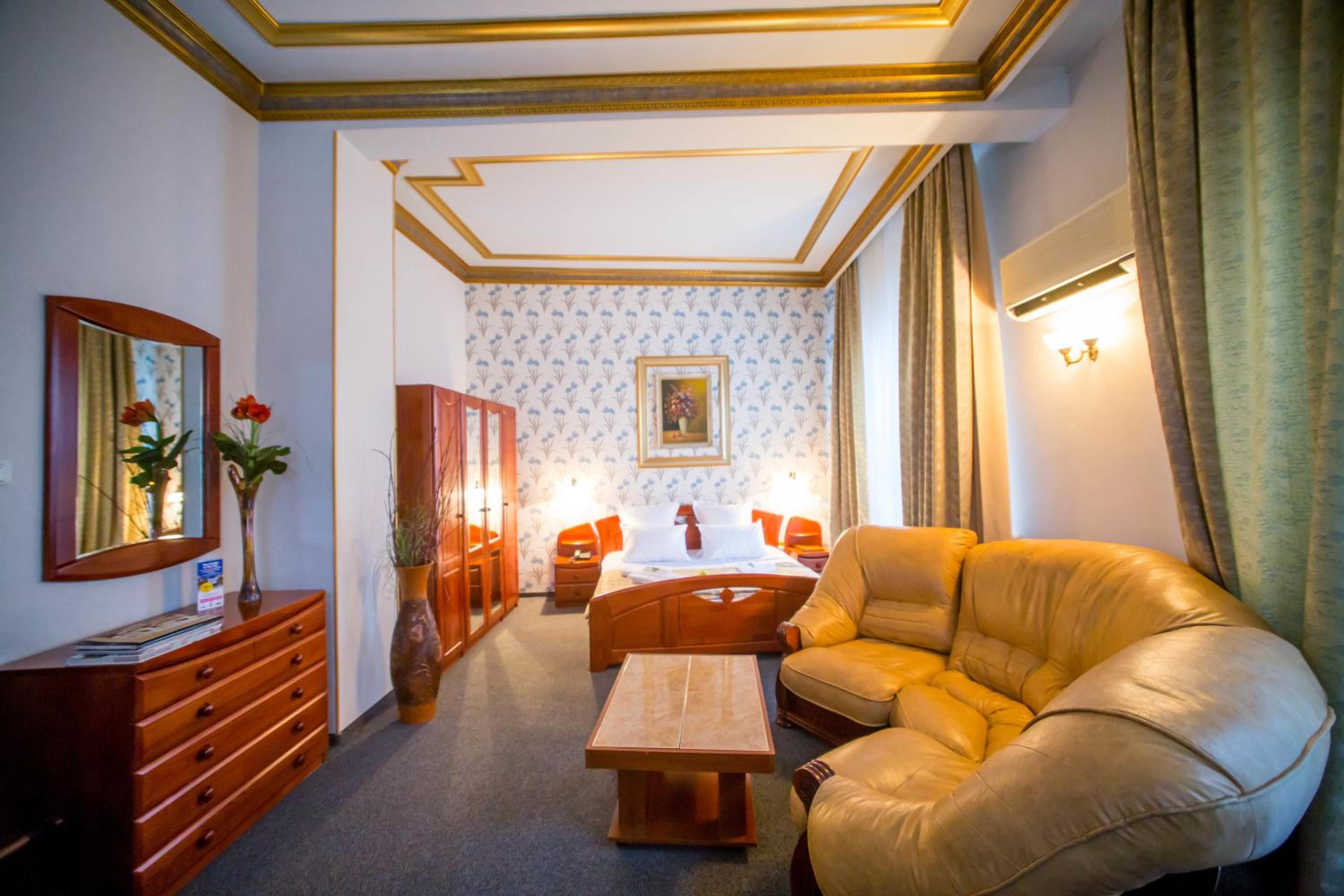 Deluxe Suite with Spa Bath - Photo 4