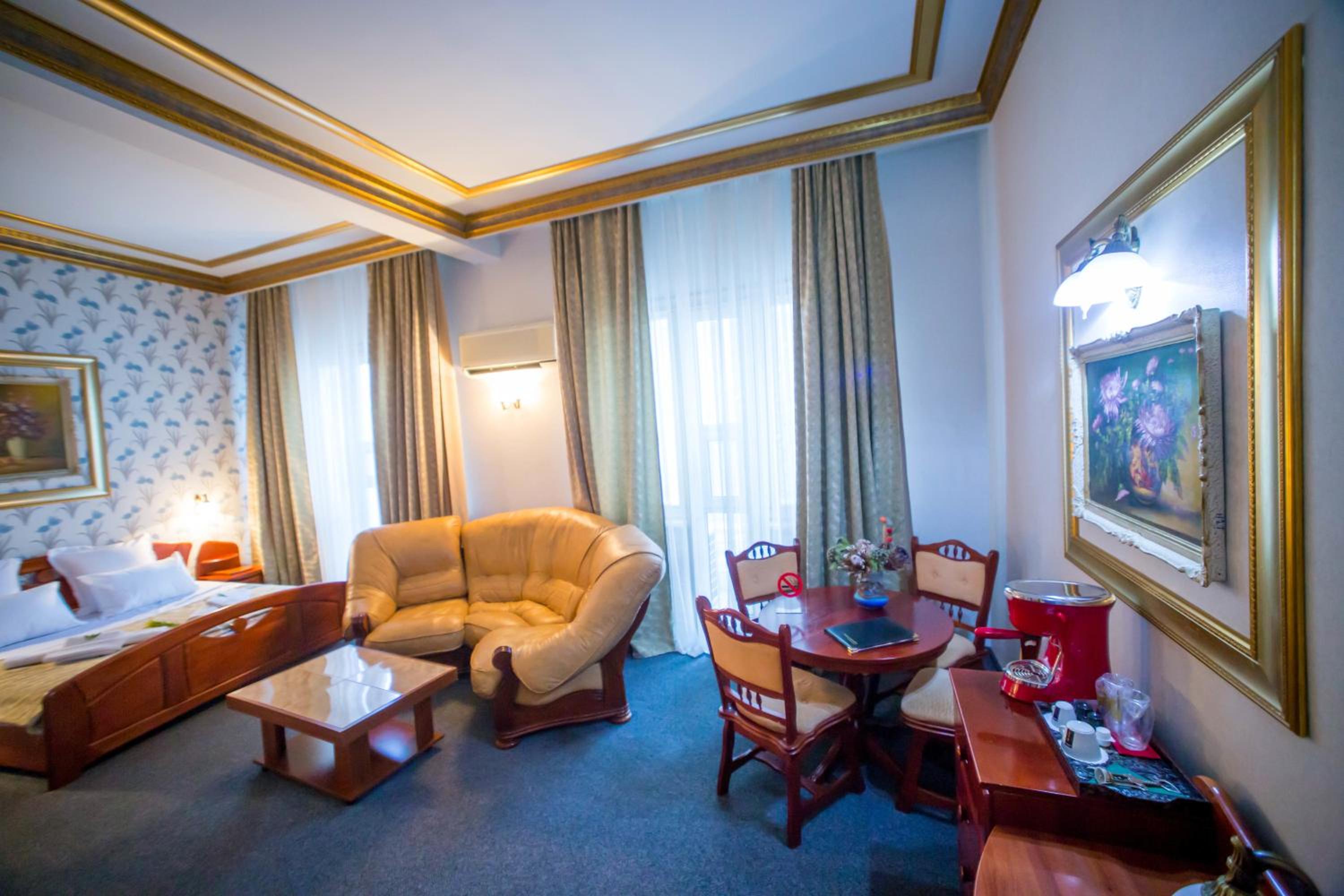 Deluxe Suite with Spa Bath - Photo 3