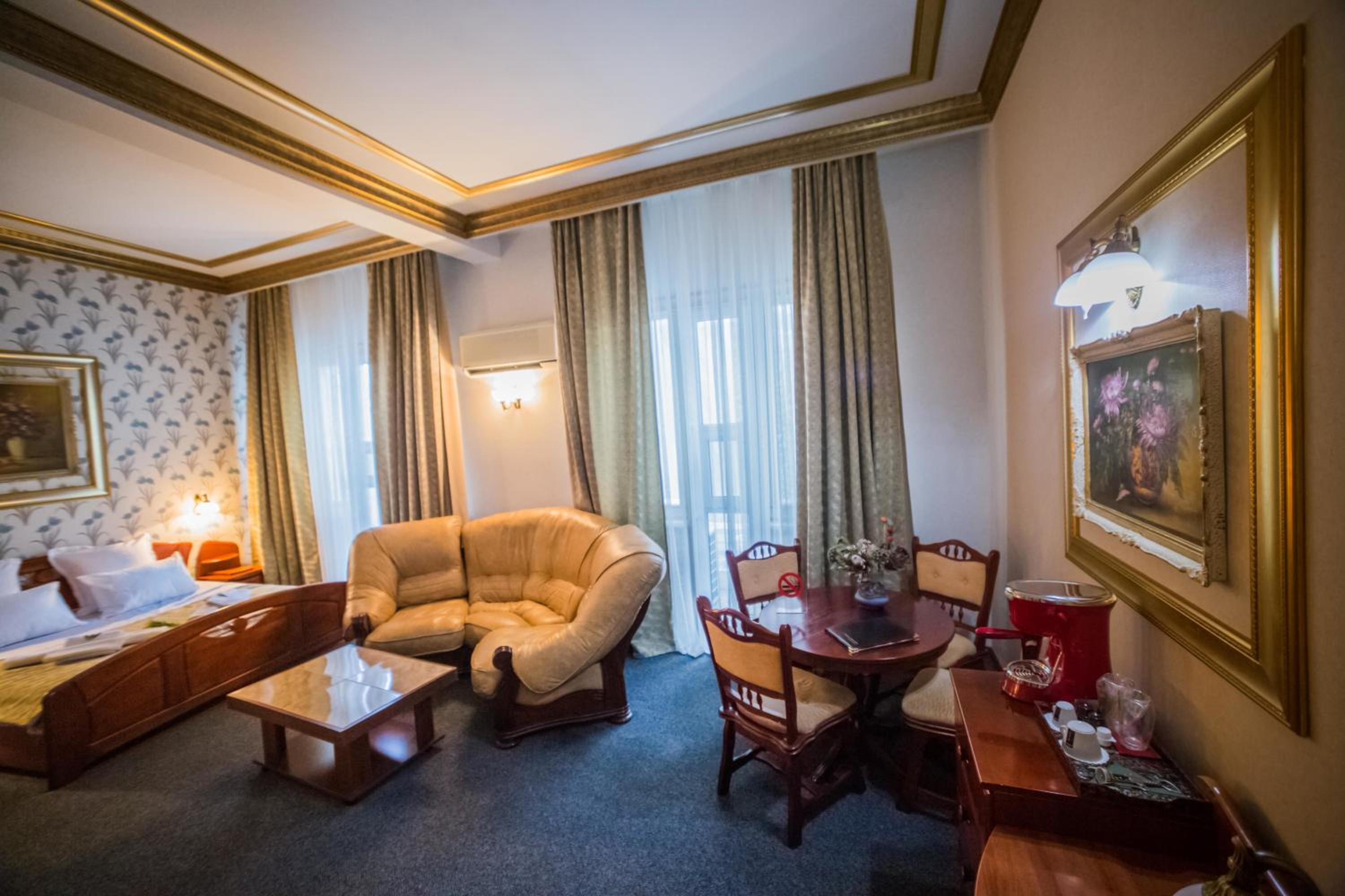 Deluxe Suite with Spa Bath - Photo 11