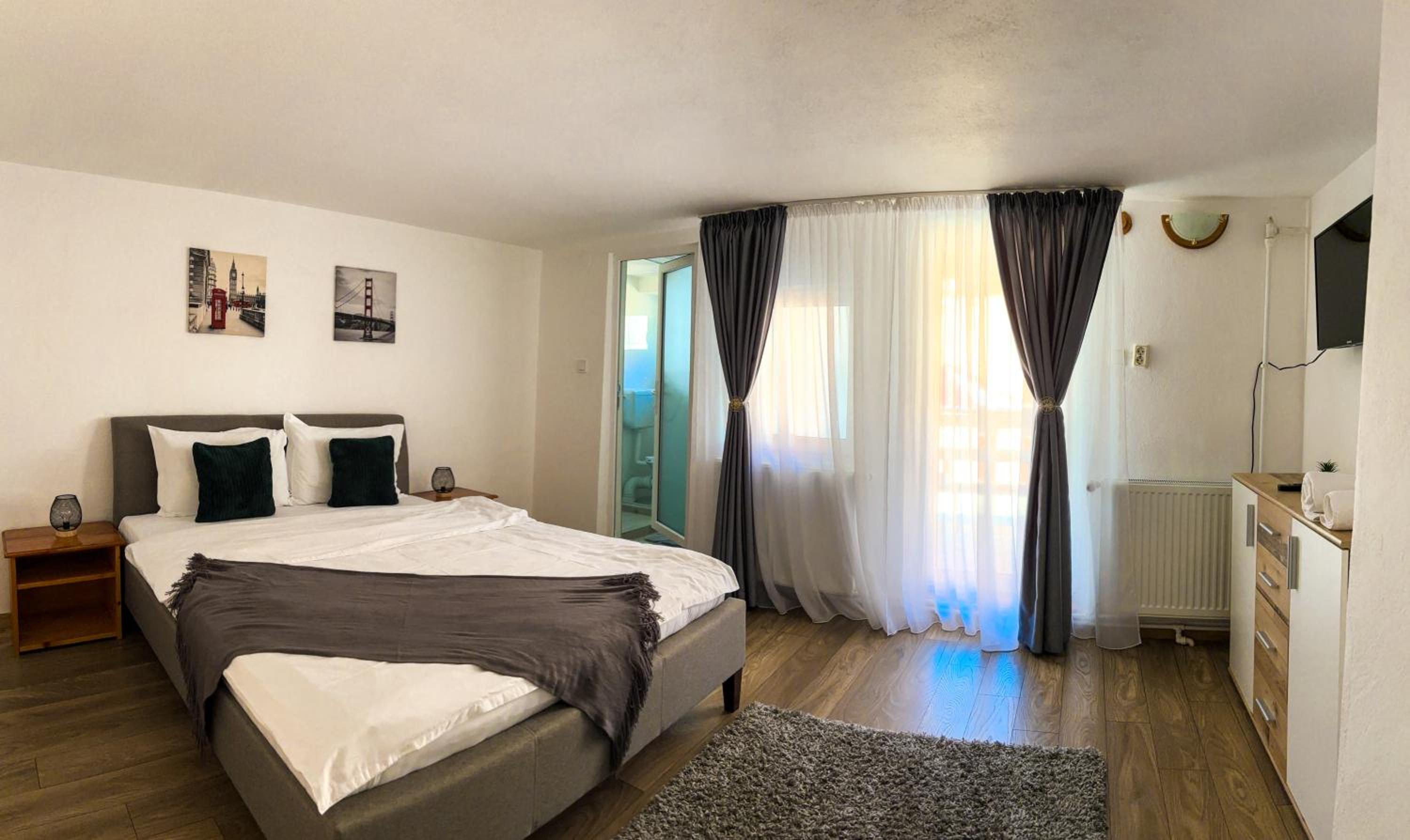 Six-Bedroom House photo 1