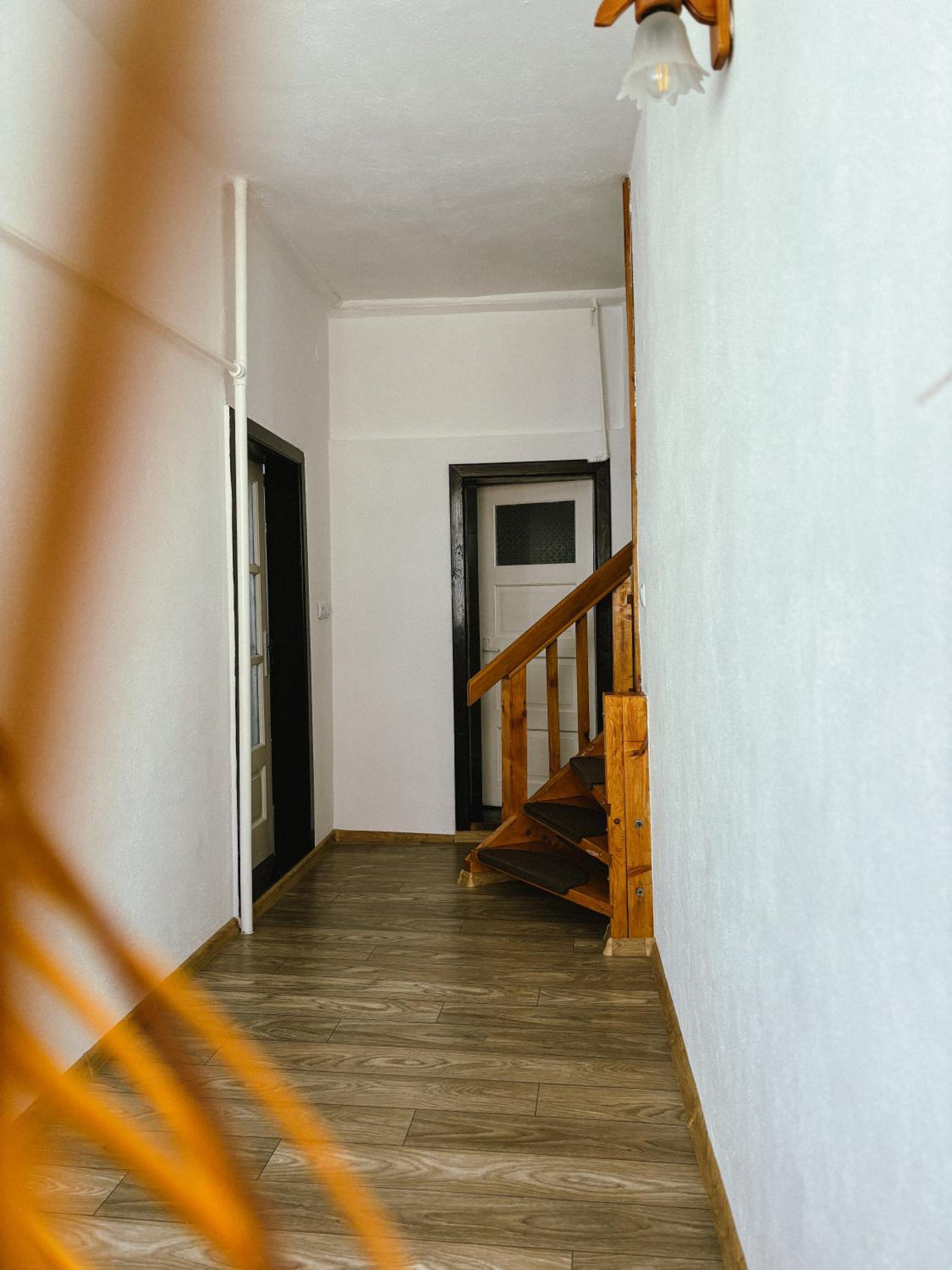 Six-Bedroom House photo 3