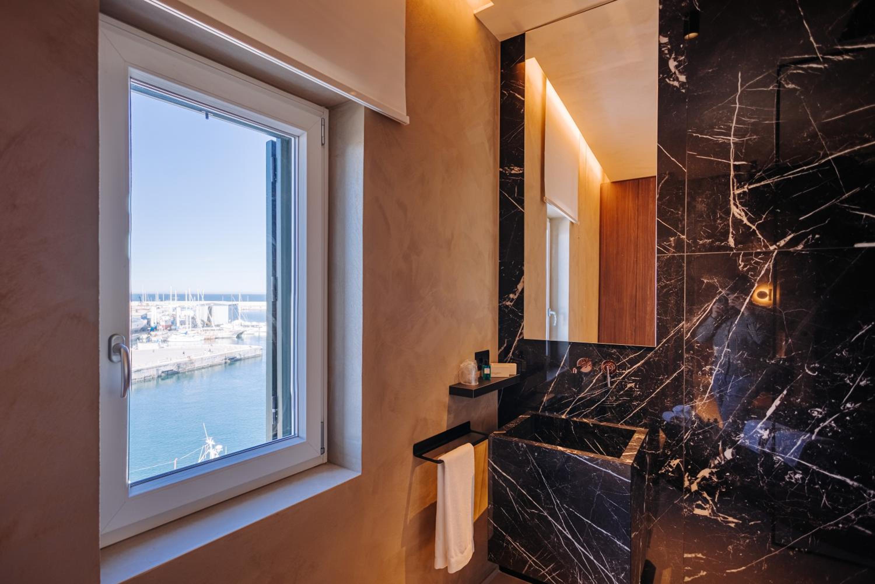 Deluxe King Room - Photo 13