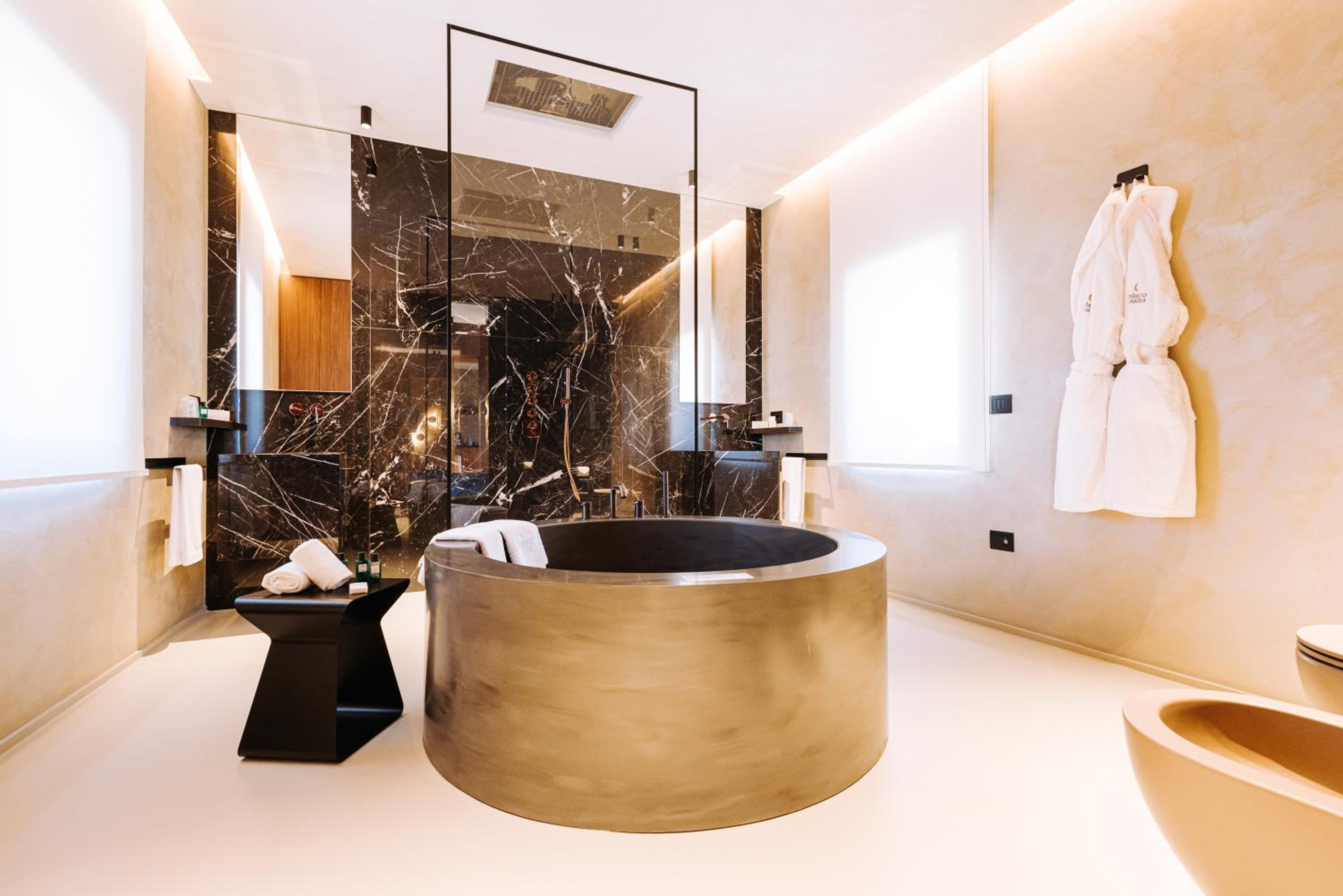 Deluxe King Room - Photo 8
