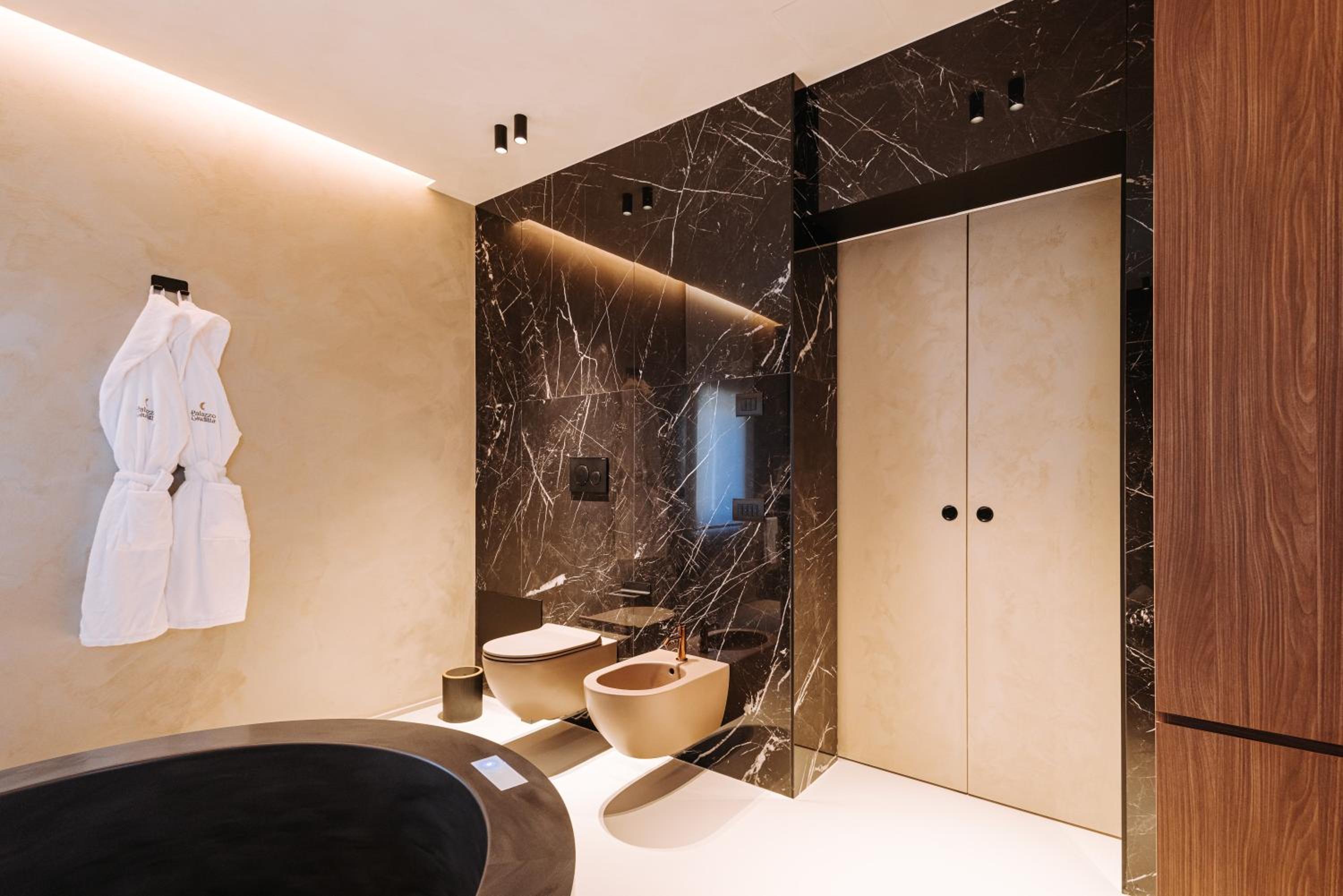 Deluxe King Room - Photo 16