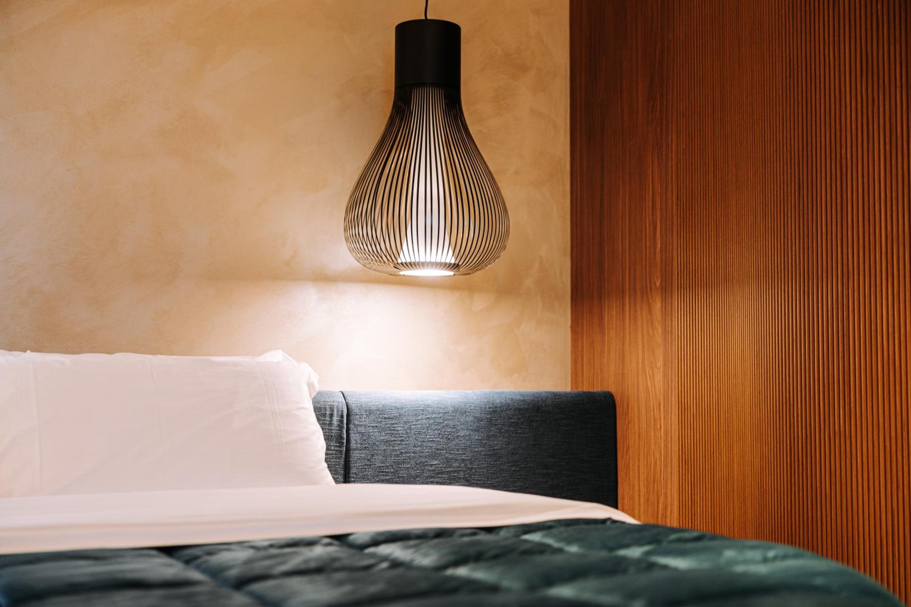 Deluxe King Room - Photo 11