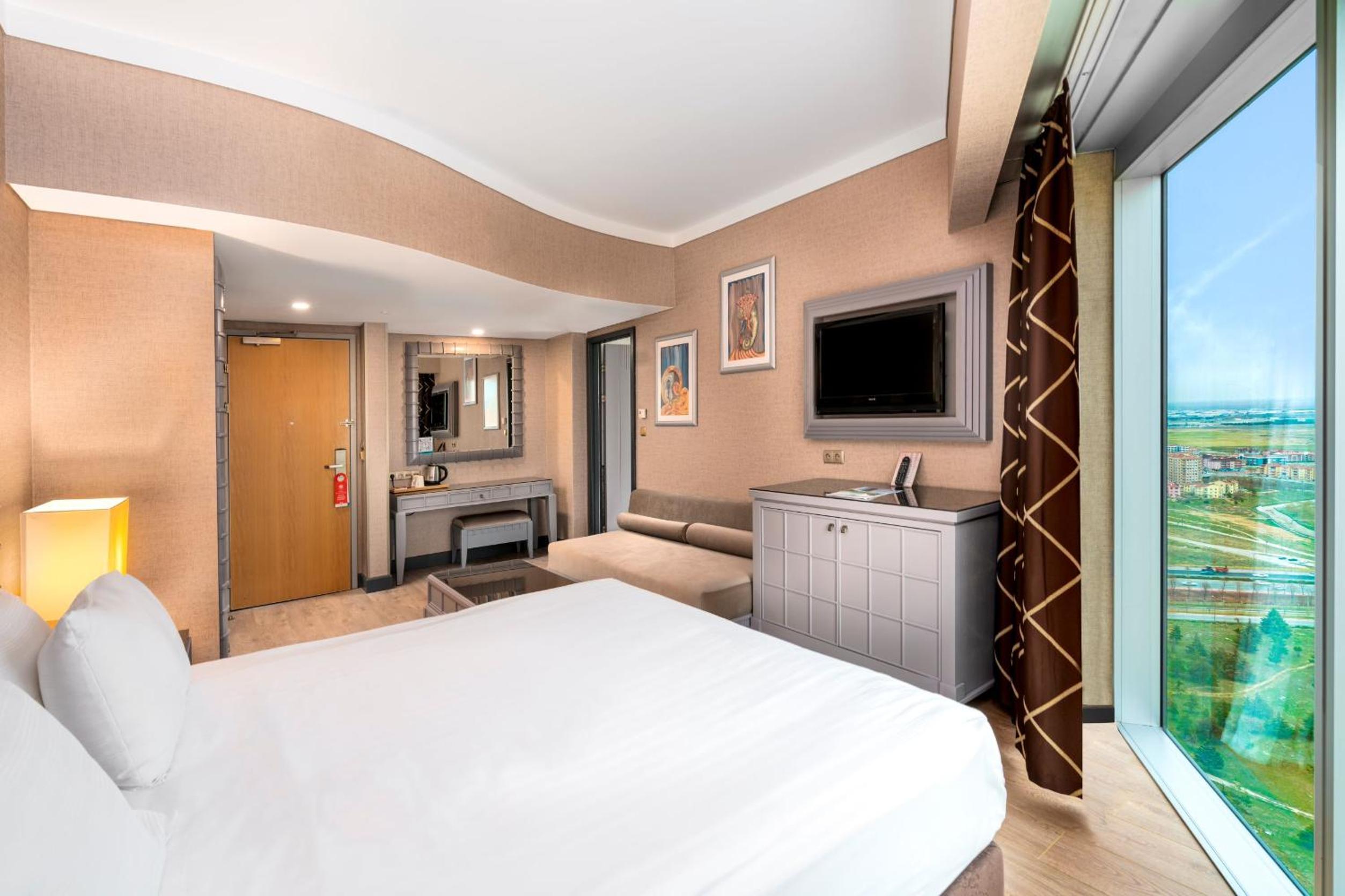 Corner Room - Photo 3