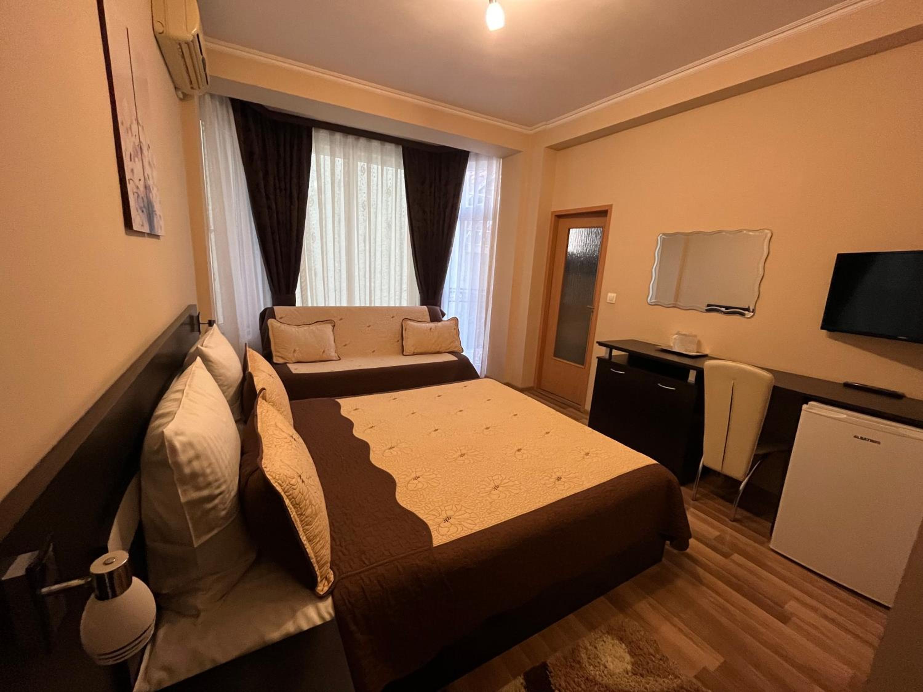Triple Room with Balcony (no view) photo 3